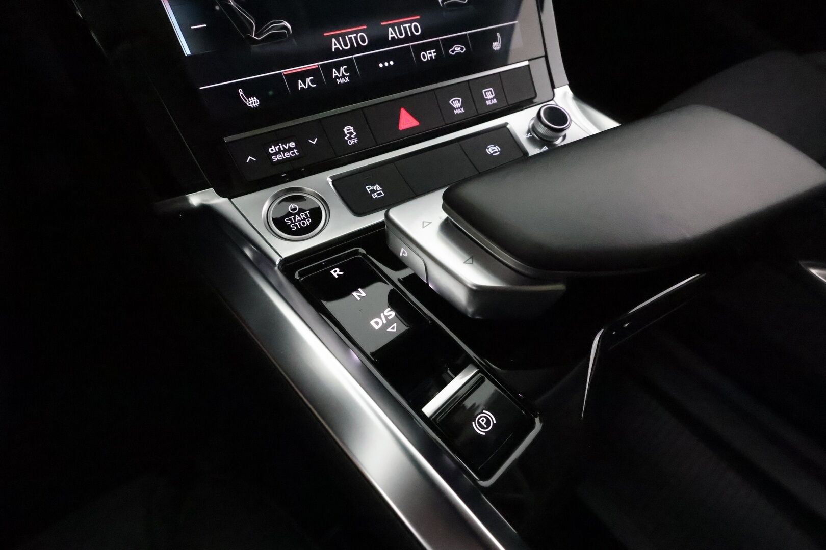 AUDI E-TRON 2023 55 **Adapt.vakkari / Sähköpenkit / Muistipenkki / P.kamera / Digimittaristo / Puolinahat / Panorama / Navi / Ilma-alusta** - 3,99 % KORKOTARJOUS TÄHÄN AUTOON - Kahdet renkaat aluvanteilla / Merkkihuollettu