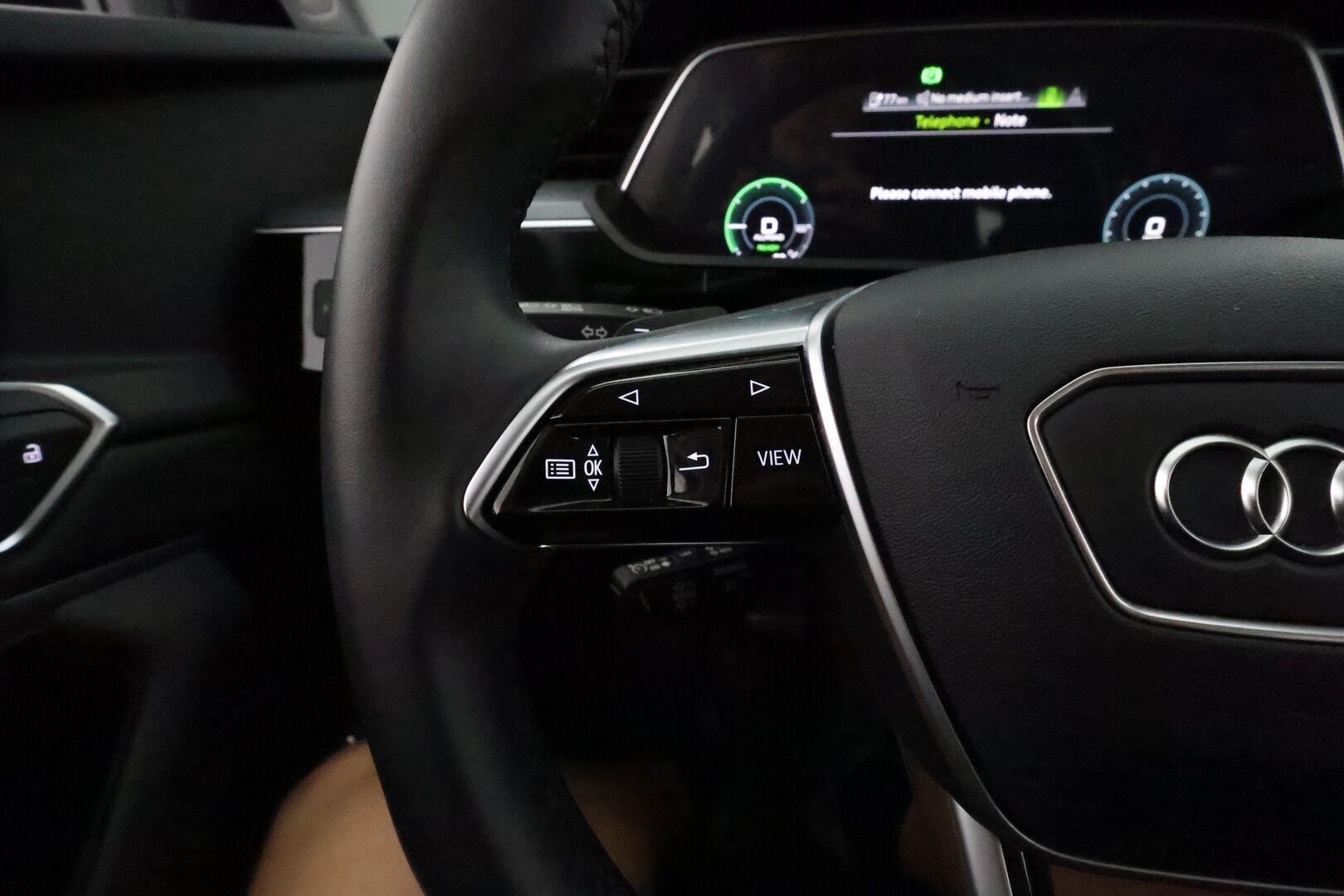 AUDI E-TRON 2023 55 **Adapt.vakkari / Sähköpenkit / Muistipenkki / P.kamera / Digimittaristo / Puolinahat / Panorama / Navi / Ilma-alusta** - 3,99 % KORKOTARJOUS TÄHÄN AUTOON - Kahdet renkaat aluvanteilla / Merkkihuollettu