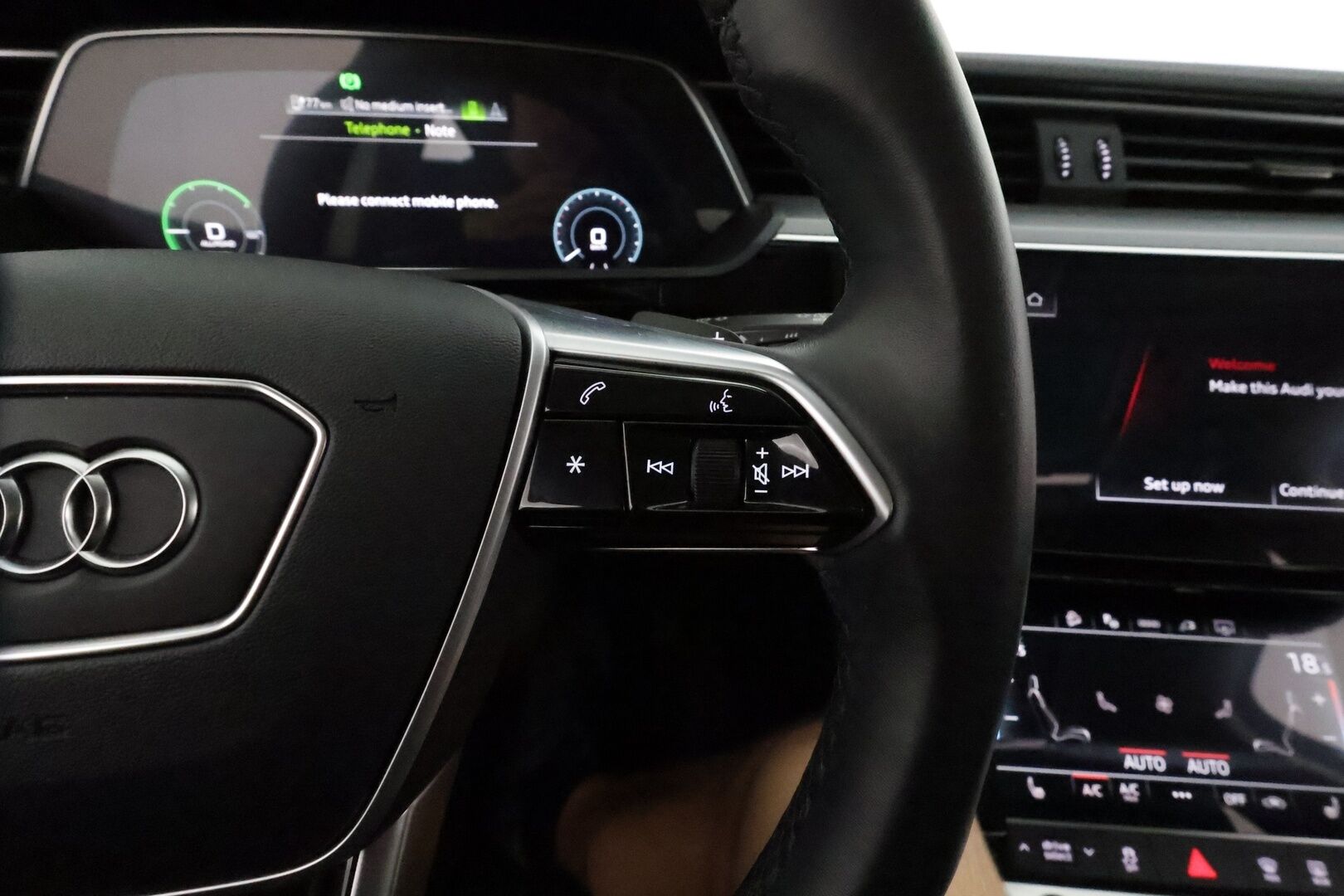 AUDI E-TRON 2023 55 **Adapt.vakkari / Sähköpenkit / Muistipenkki / P.kamera / Digimittaristo / Puolinahat / Panorama / Navi / Ilma-alusta** - 3,99 % KORKOTARJOUS TÄHÄN AUTOON - Kahdet renkaat aluvanteilla / Merkkihuollettu
