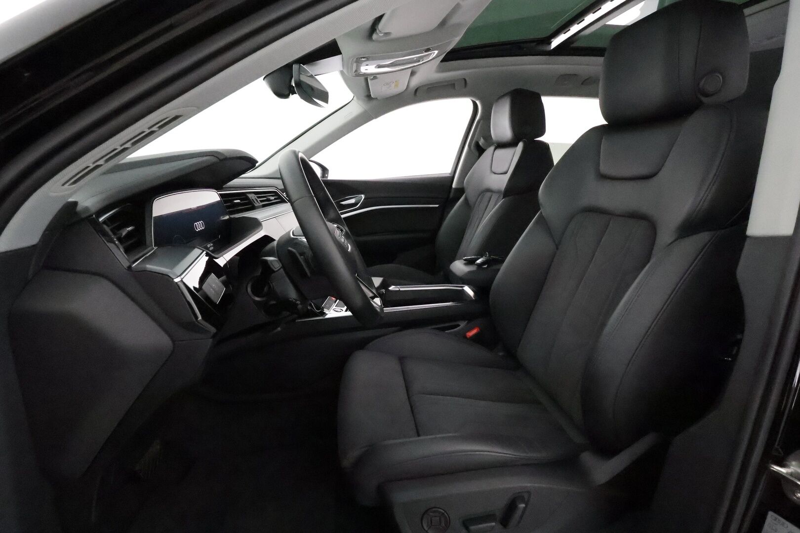 AUDI E-TRON 2023 55 **Adapt.vakkari / Sähköpenkit / Muistipenkki / P.kamera / Digimittaristo / Puolinahat / Panorama / Navi / Ilma-alusta** - 3,99 % KORKOTARJOUS TÄHÄN AUTOON - Kahdet renkaat aluvanteilla / Merkkihuollettu
