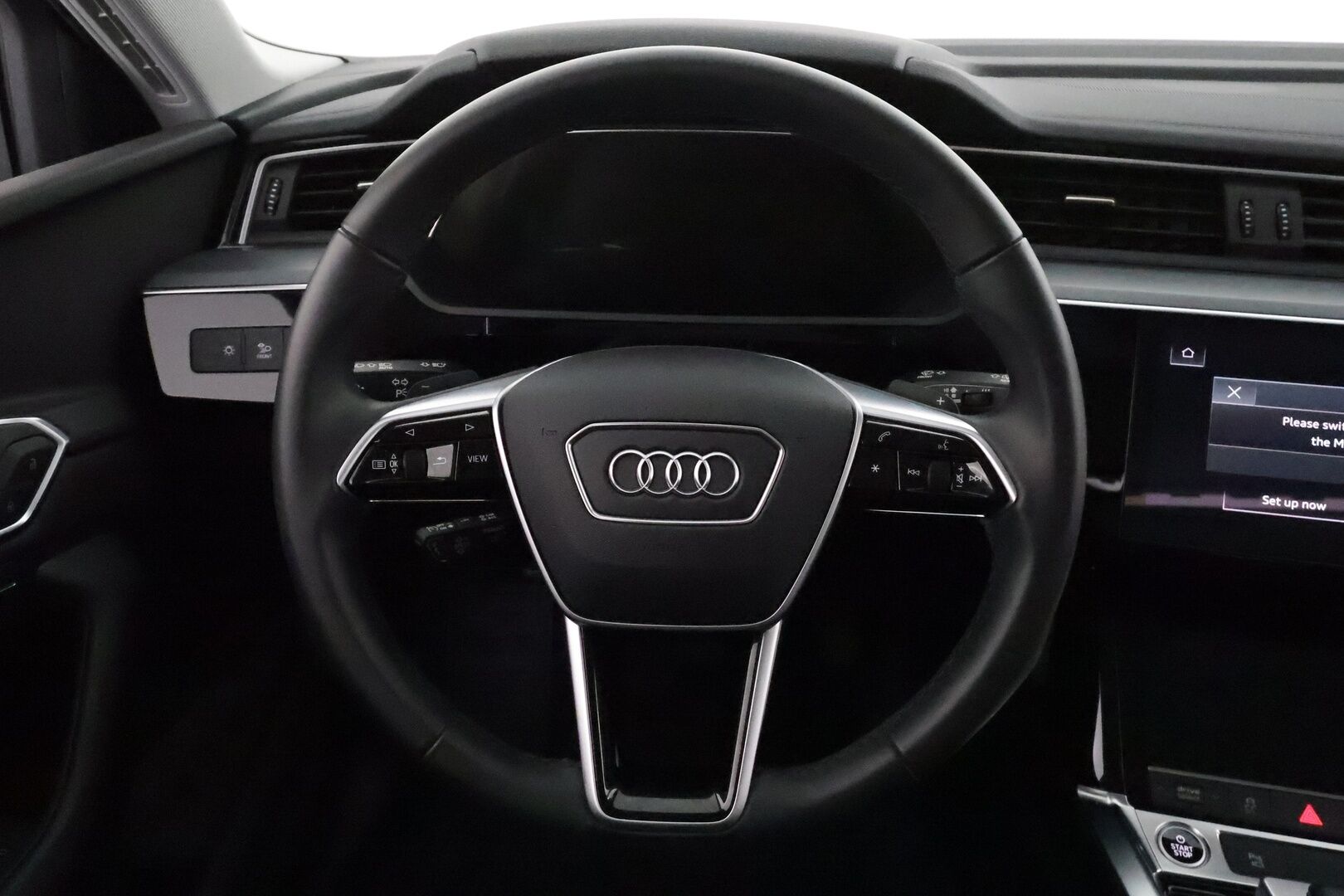 AUDI E-TRON 2023 55 **Adapt.vakkari / Sähköpenkit / Muistipenkki / P.kamera / Digimittaristo / Puolinahat / Panorama / Navi / Ilma-alusta** - 3,99 % KORKOTARJOUS TÄHÄN AUTOON - Kahdet renkaat aluvanteilla / Merkkihuollettu