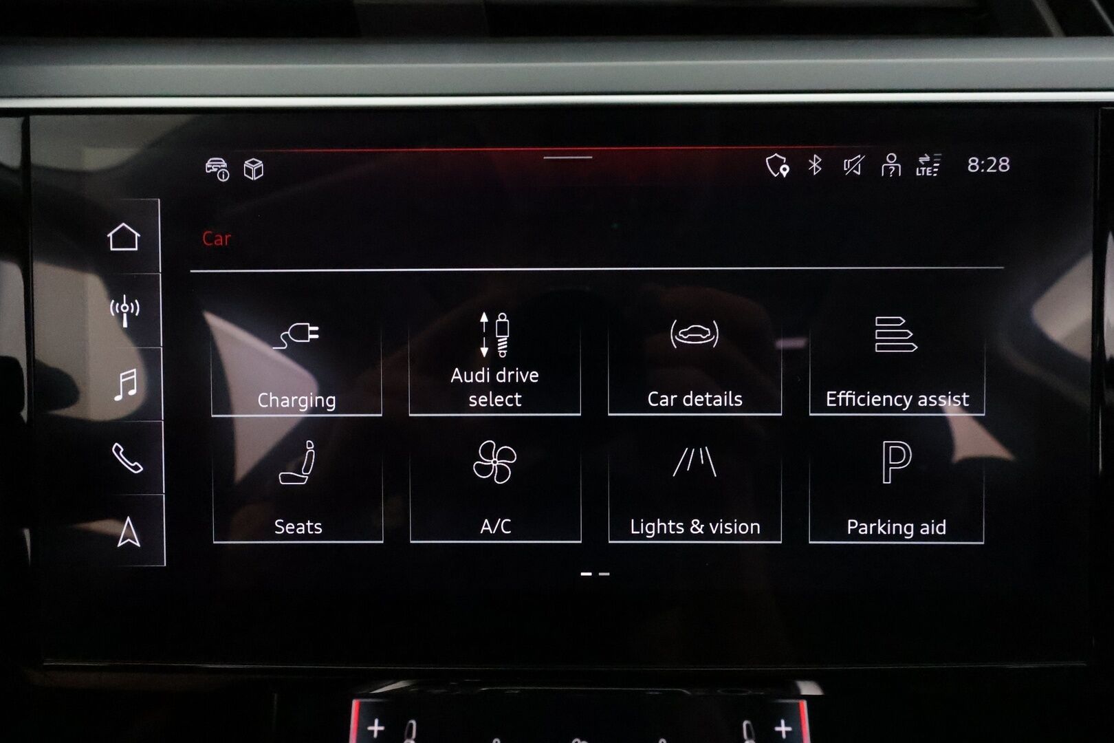 AUDI E-TRON 2023 55 **Adapt.vakkari / Sähköpenkit / Muistipenkki / P.kamera / Digimittaristo / Puolinahat / Panorama / Navi / Ilma-alusta** - 3,99 % KORKOTARJOUS TÄHÄN AUTOON - Kahdet renkaat aluvanteilla / Merkkihuollettu