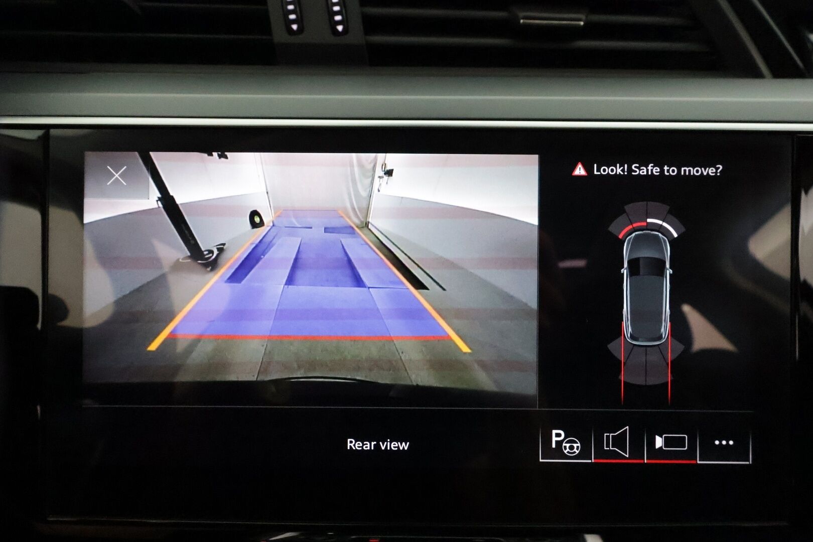 AUDI E-TRON 2023 55 **Adapt.vakkari / Sähköpenkit / Muistipenkki / P.kamera / Digimittaristo / Puolinahat / Panorama / Navi / Ilma-alusta** - 3,99 % KORKOTARJOUS TÄHÄN AUTOON - Kahdet renkaat aluvanteilla / Merkkihuollettu