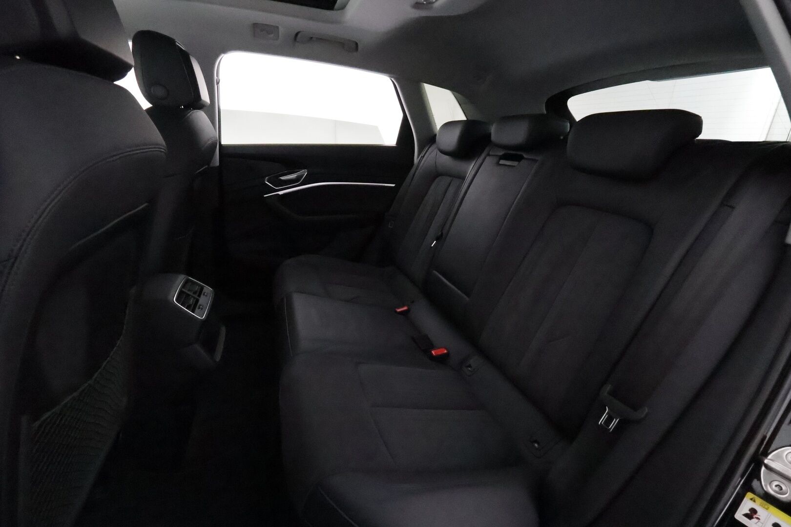 AUDI E-TRON 2023 55 **Adapt.vakkari / Sähköpenkit / Muistipenkki / P.kamera / Digimittaristo / Puolinahat / Panorama / Navi / Ilma-alusta** - 3,99 % KORKOTARJOUS TÄHÄN AUTOON - Kahdet renkaat aluvanteilla / Merkkihuollettu