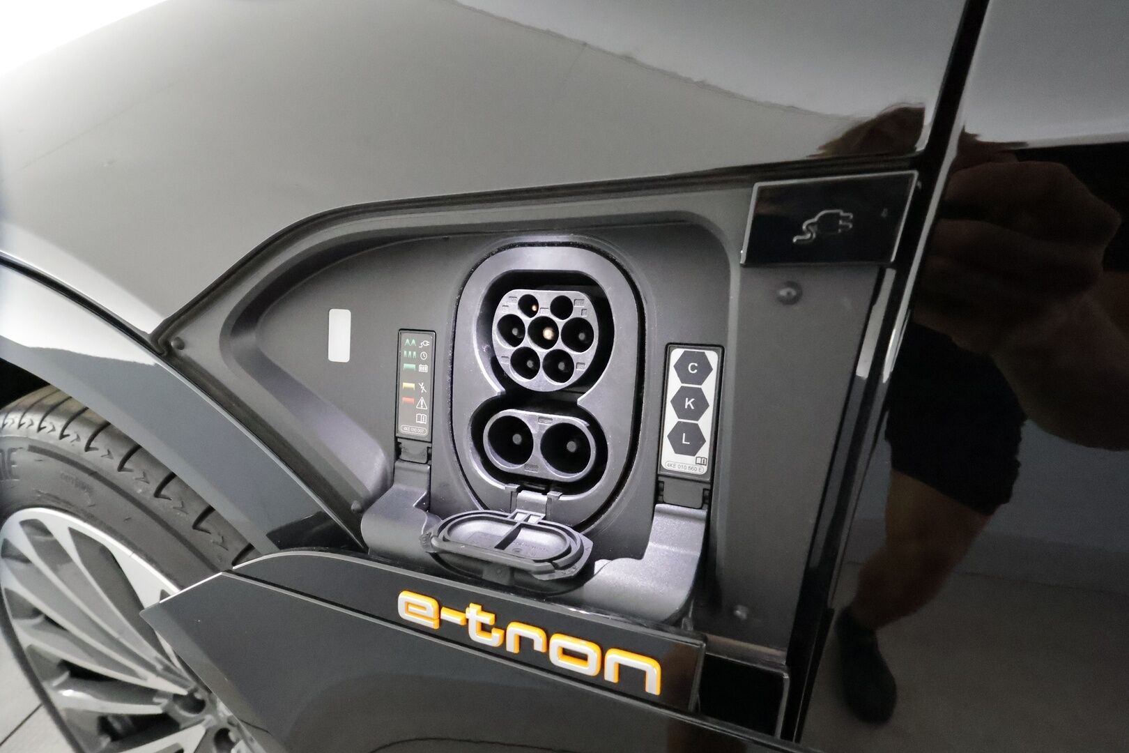 AUDI E-TRON 2023 55 **Adapt.vakkari / Sähköpenkit / Muistipenkki / P.kamera / Digimittaristo / Puolinahat / Panorama / Navi / Ilma-alusta** - 3,99 % KORKOTARJOUS TÄHÄN AUTOON - Kahdet renkaat aluvanteilla / Merkkihuollettu