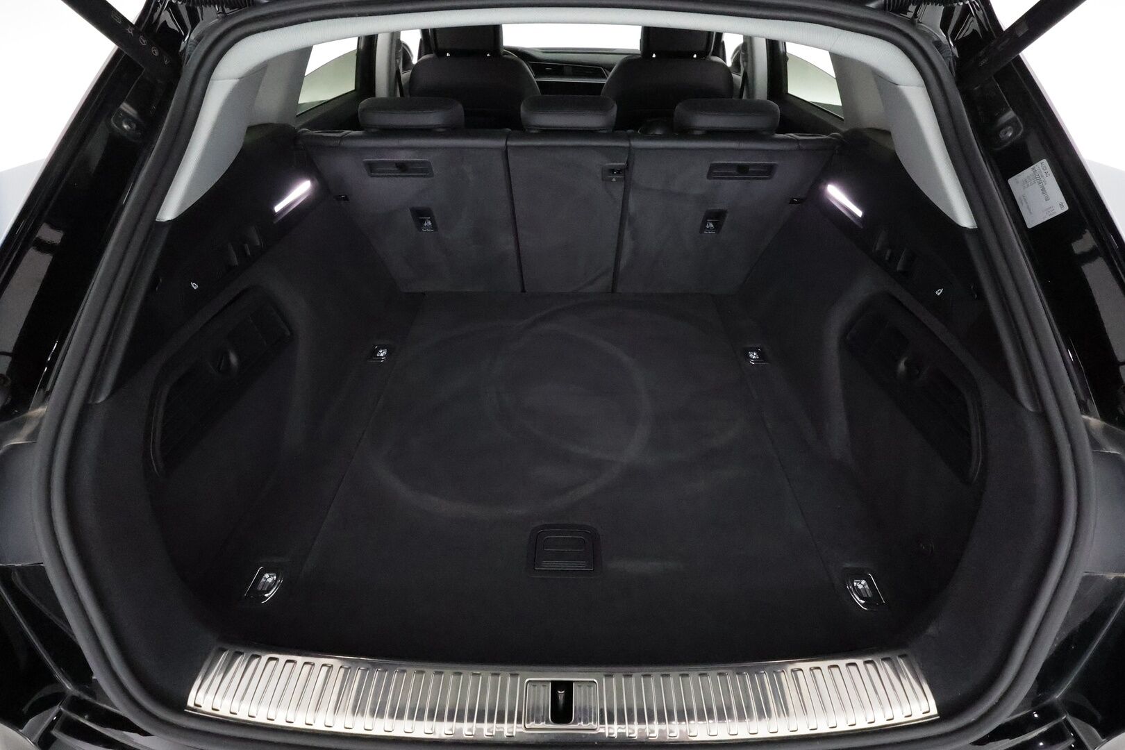 AUDI E-TRON 2023 55 **Adapt.vakkari / Sähköpenkit / Muistipenkki / P.kamera / Digimittaristo / Puolinahat / Panorama / Navi / Ilma-alusta** - 3,99 % KORKOTARJOUS TÄHÄN AUTOON - Kahdet renkaat aluvanteilla / Merkkihuollettu