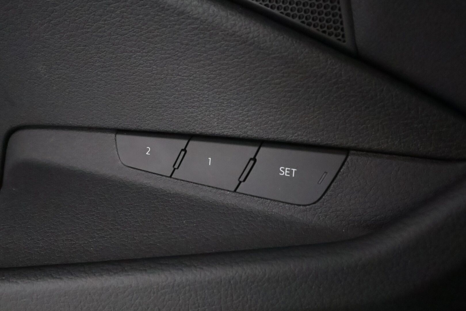 AUDI E-TRON 2023 55 **Adapt.vakkari / Sähköpenkit / Muistipenkki / P.kamera / Digimittaristo / Puolinahat / Panorama / Navi / Ilma-alusta** - 3,99 % KORKOTARJOUS TÄHÄN AUTOON - Kahdet renkaat aluvanteilla / Merkkihuollettu