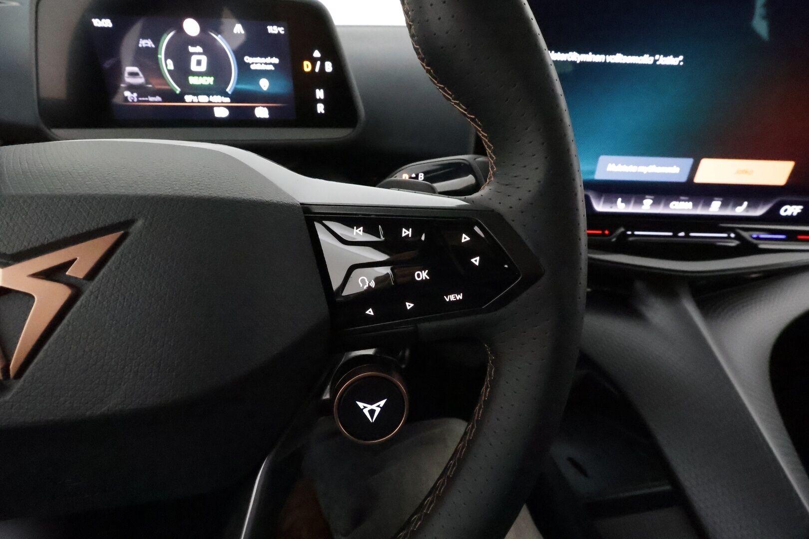 CUPRA TAVASCAN 2024 VZ Adrenaline **HUD / Panorama / Adapt.vakkari / Matrix LED / Lämpöpumppu / Navi / Muistipenkit** - 3,99 % KORKOTARJOUS TÄHÄN AUTOON 31.8. ASTI! - Sporttipenkit / Nahka-Alcantara / Digimittaristo / Penkinlämmittimet takana / Ratin lämmitin / 360.kamera