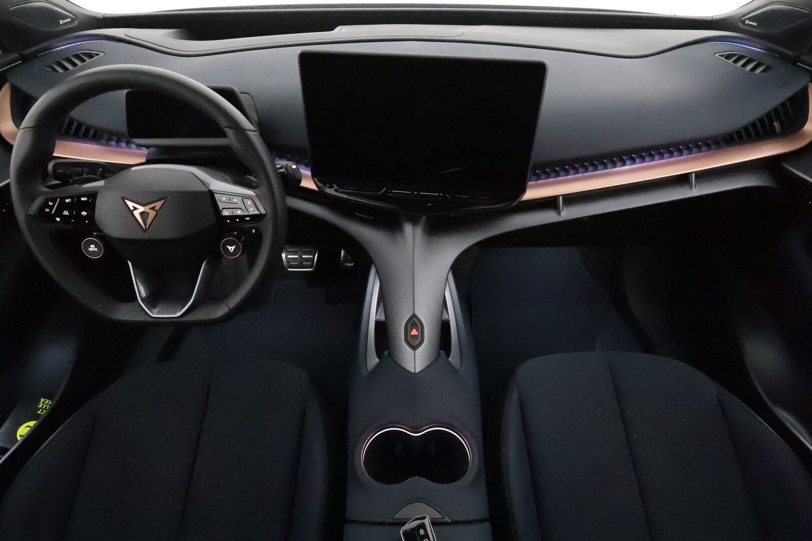 CUPRA TAVASCAN 2024 VZ Adrenaline **HUD / Panorama / Adapt.vakkari / Matrix LED / Lämpöpumppu / Navi / Muistipenkit** - 3,99 % KORKOTARJOUS TÄHÄN AUTOON 31.8. ASTI! - Sporttipenkit / Nahka-Alcantara / Digimittaristo / Penkinlämmittimet takana / Ratin lämmitin / 360.kamera