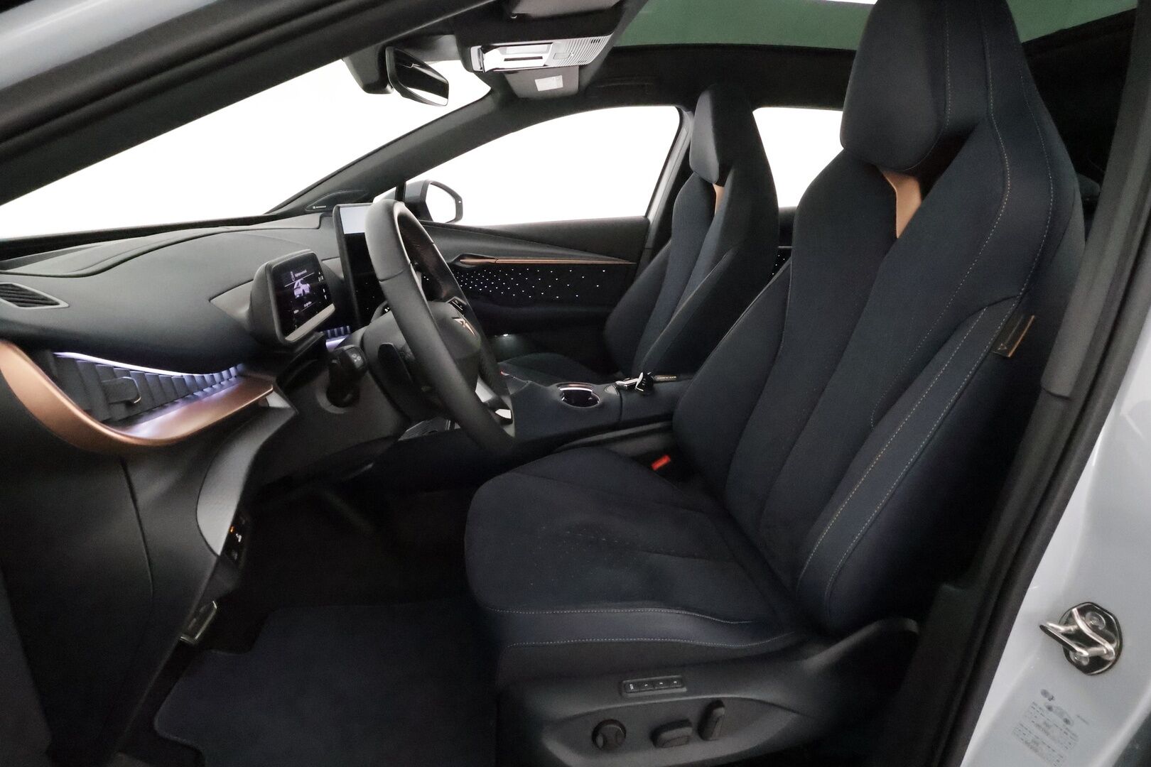 CUPRA TAVASCAN 2024 VZ Adrenaline **HUD / Panorama / Adapt.vakkari / Matrix LED / Lämpöpumppu / Navi / Muistipenkit** - 3,99 % KORKOTARJOUS TÄHÄN AUTOON 31.8. ASTI! - Sporttipenkit / Nahka-Alcantara / Digimittaristo / Penkinlämmittimet takana / Ratin lämmitin / 360.kamera