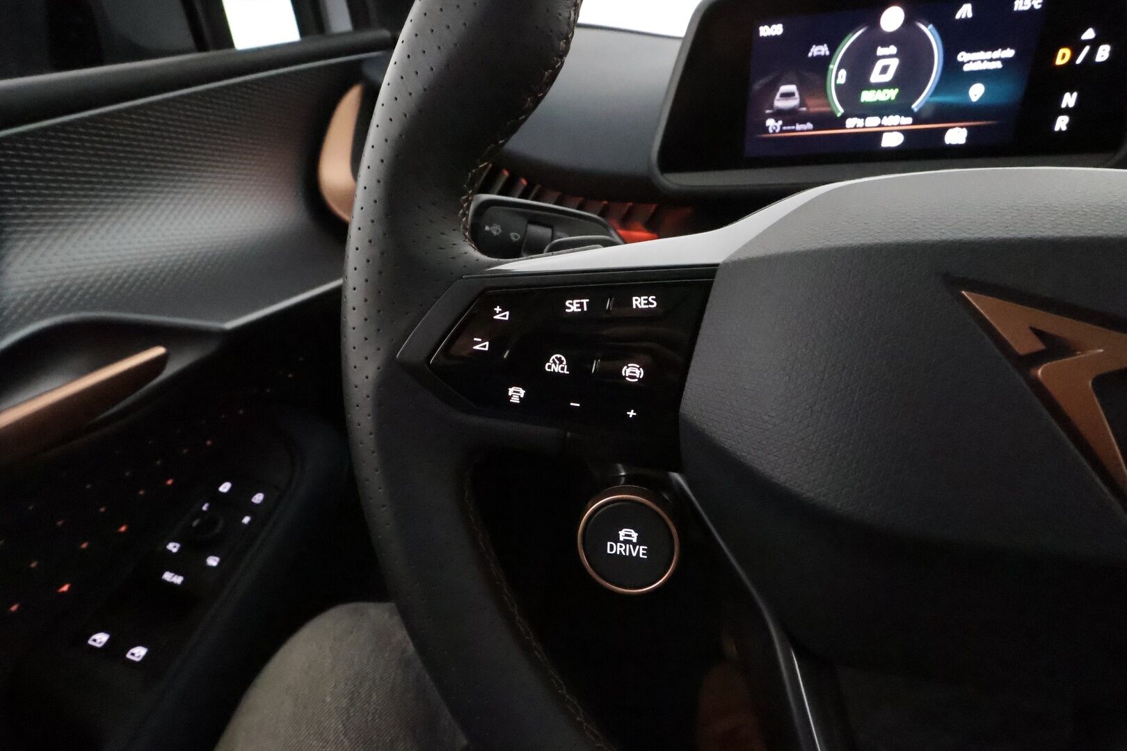CUPRA TAVASCAN 2024 VZ Adrenaline **HUD / Panorama / Adapt.vakkari / Matrix LED / Lämpöpumppu / Navi / Muistipenkit** - 3,99 % KORKOTARJOUS TÄHÄN AUTOON 31.8. ASTI! - Sporttipenkit / Nahka-Alcantara / Digimittaristo / Penkinlämmittimet takana / Ratin lämmitin / 360.kamera