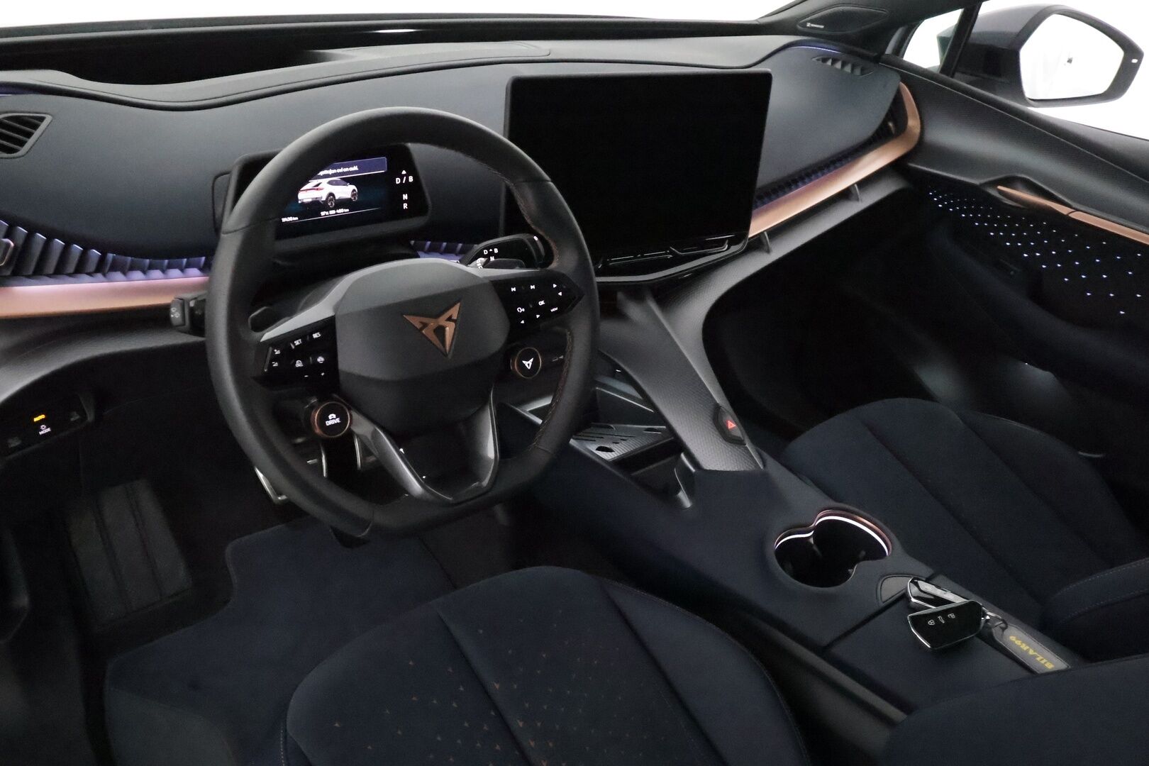 CUPRA TAVASCAN 2024 VZ Adrenaline **HUD / Panorama / Adapt.vakkari / Matrix LED / Lämpöpumppu / Navi / Muistipenkit** - 3,99 % KORKOTARJOUS TÄHÄN AUTOON 31.8. ASTI! - Sporttipenkit / Nahka-Alcantara / Digimittaristo / Penkinlämmittimet takana / Ratin lämmitin / 360.kamera