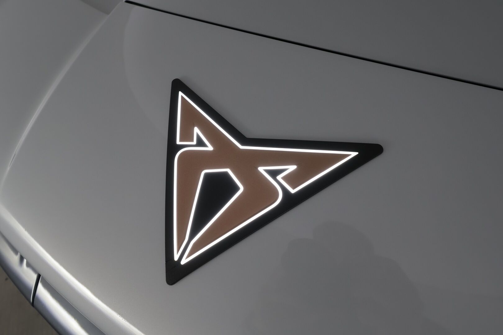 CUPRA TAVASCAN 2024 VZ Adrenaline **HUD / Panorama / Adapt.vakkari / Matrix LED / Lämpöpumppu / Navi / Muistipenkit** - 3,99 % KORKOTARJOUS TÄHÄN AUTOON 31.8. ASTI! - Sporttipenkit / Nahka-Alcantara / Digimittaristo / Penkinlämmittimet takana / Ratin lämmitin / 360.kamera