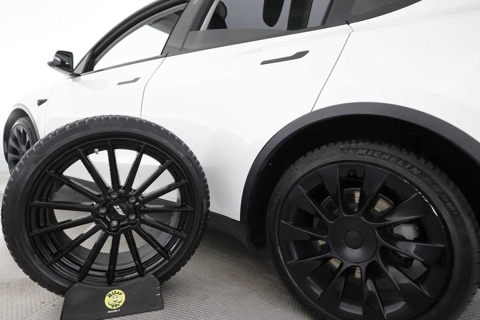 TESLA MODEL Y 2021 Long Range Dual Motor AWD * Vetokoukku / Lasikatto / Lämpöpumppu / ACC / Matrix / P. Kamera / Navi / Keyless * - 2x renkaat ja vanteet / Akku kuntotarkastettu - Osta nyt, maksa vasta ensi vuonna