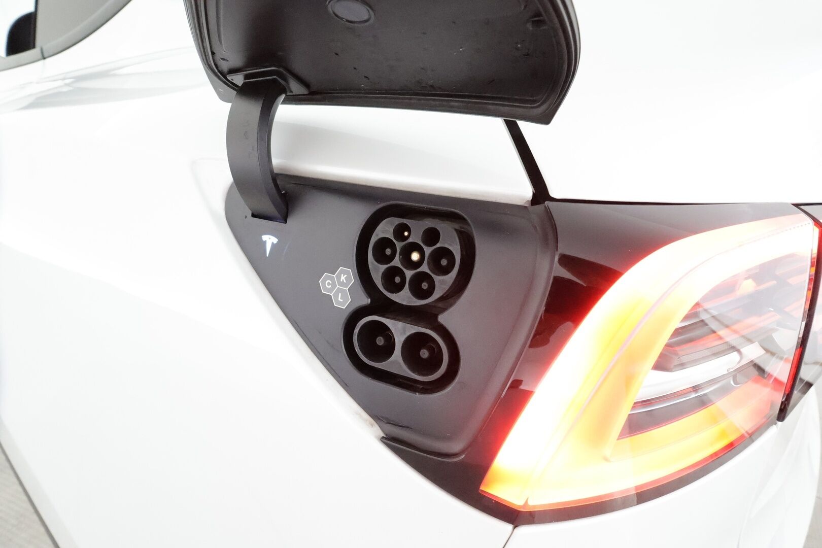 TESLA MODEL Y 2021 Long Range Dual Motor AWD * Vetokoukku / Lasikatto / Lämpöpumppu / ACC / Matrix / P. Kamera / Navi / Keyless * - 2x renkaat ja vanteet / Akku kuntotarkastettu - Osta nyt, maksa vasta ensi vuonna