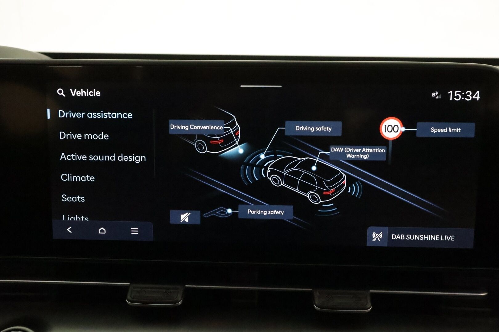 HYUNDAI KONA 2024 65 kWh 217 hv Premium **Adapt.vakkari / HUD / Bose / Lämpöpumppu / Sähköpenkit ilmastoinnilla / LED** - Penkinlämmittimet takana / Muistipenkki / WIdescreen / Ratin lämmitin / KeylessGo / 360.kamera