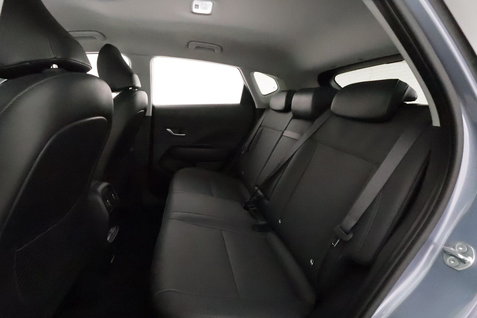 HYUNDAI KONA 2024 65 kWh 217 hv Premium **Adapt.vakkari / HUD / Bose / Lämpöpumppu / Sähköpenkit ilmastoinnilla / LED** - Penkinlämmittimet takana / Muistipenkki / WIdescreen / Ratin lämmitin / KeylessGo / 360.kamera