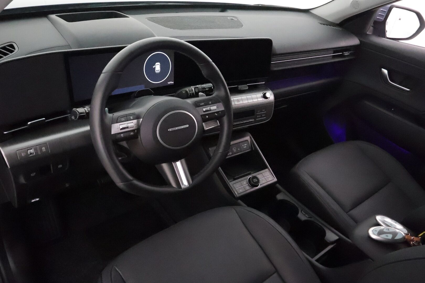 HYUNDAI KONA 2024 65 kWh 217 hv Premium **Adapt.vakkari / HUD / Bose / Lämpöpumppu / Sähköpenkit ilmastoinnilla / LED** - Penkinlämmittimet takana / Muistipenkki / WIdescreen / Ratin lämmitin / KeylessGo / 360.kamera
