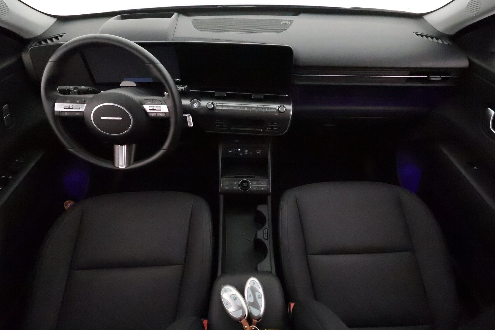 HYUNDAI KONA 2024 65 kWh 217 hv Premium **Adapt.vakkari / HUD / Bose / Lämpöpumppu / Sähköpenkit ilmastoinnilla / LED** - Penkinlämmittimet takana / Muistipenkki / WIdescreen / Ratin lämmitin / KeylessGo / 360.kamera
