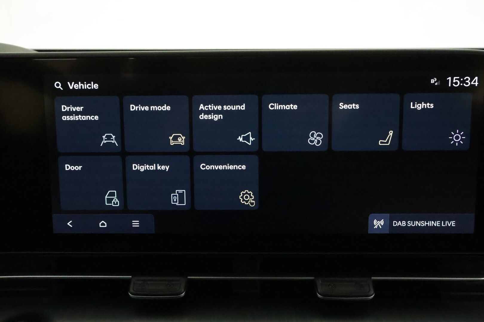 HYUNDAI KONA 2024 65 kWh 217 hv Premium **Adapt.vakkari / HUD / Bose / Lämpöpumppu / Sähköpenkit ilmastoinnilla / LED** - Penkinlämmittimet takana / Muistipenkki / WIdescreen / Ratin lämmitin / KeylessGo / 360.kamera