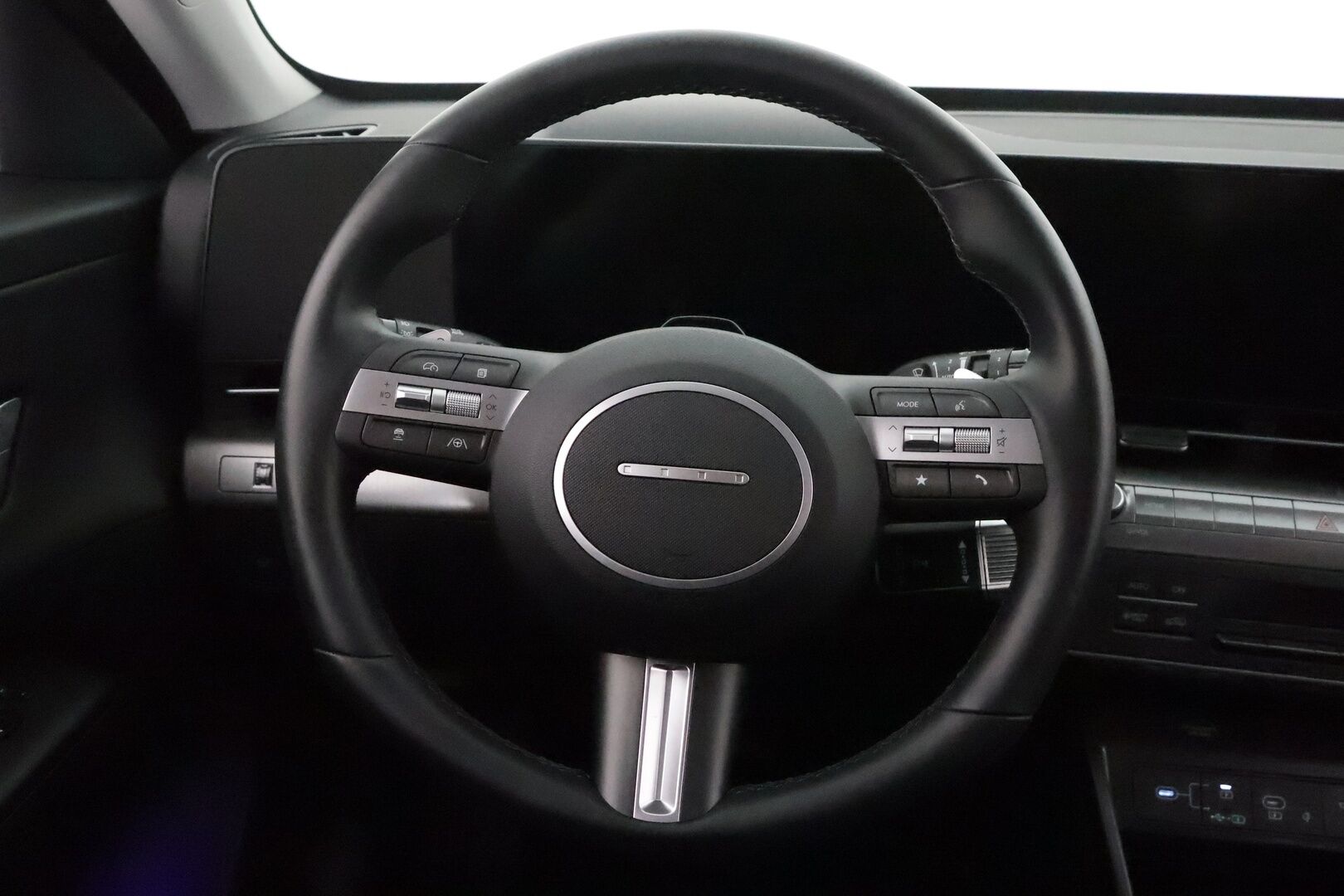 HYUNDAI KONA 2024 65 kWh 217 hv Premium **Adapt.vakkari / HUD / Bose / Lämpöpumppu / Sähköpenkit ilmastoinnilla / LED** - Penkinlämmittimet takana / Muistipenkki / WIdescreen / Ratin lämmitin / KeylessGo / 360.kamera