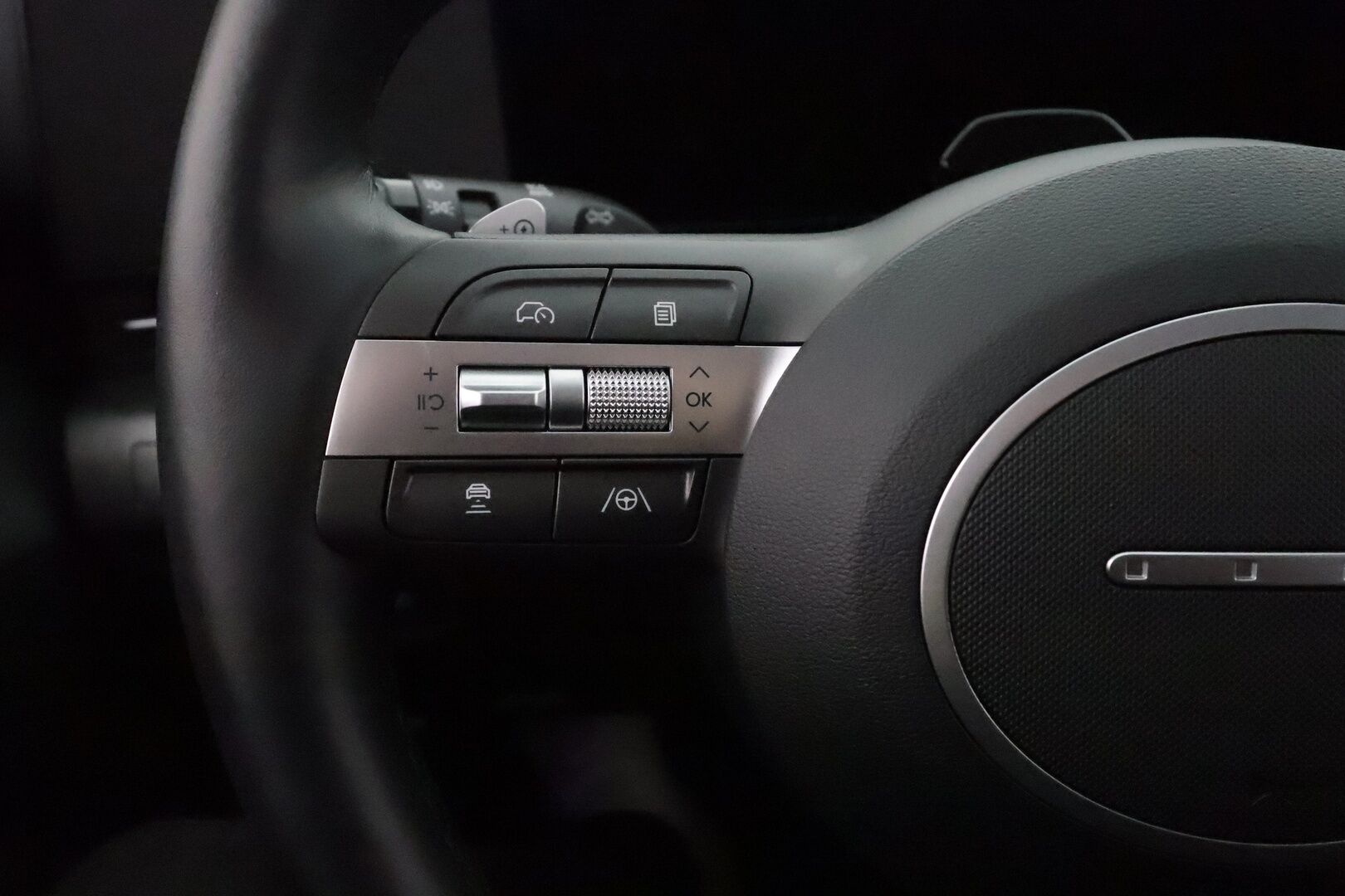 HYUNDAI KONA 2024 65 kWh 217 hv Premium **Adapt.vakkari / HUD / Bose / Lämpöpumppu / Sähköpenkit ilmastoinnilla / LED** - Penkinlämmittimet takana / Muistipenkki / WIdescreen / Ratin lämmitin / KeylessGo / 360.kamera