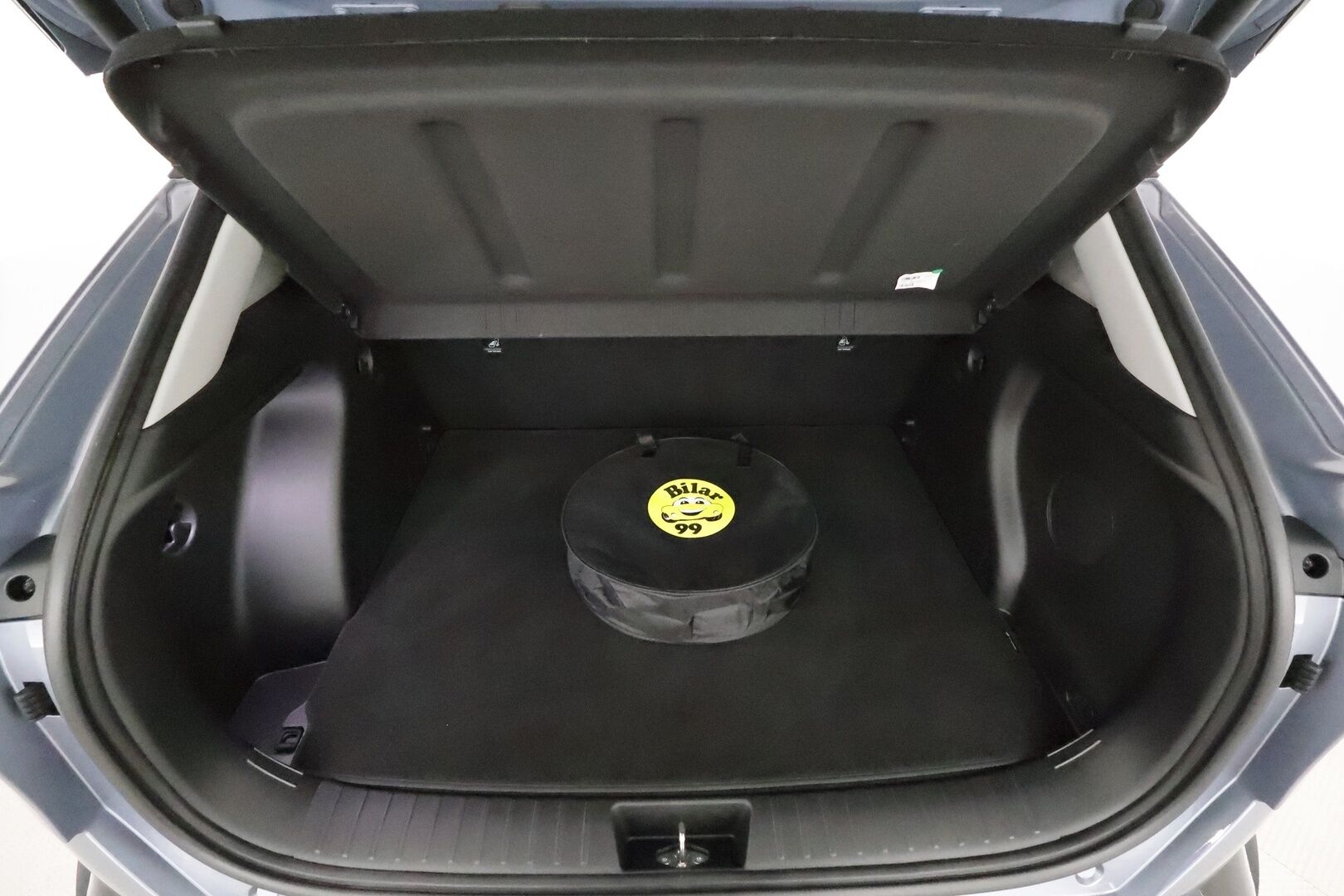 HYUNDAI KONA 2024 65 kWh 217 hv Premium **Adapt.vakkari / HUD / Bose / Lämpöpumppu / Sähköpenkit ilmastoinnilla / LED** - Penkinlämmittimet takana / Muistipenkki / WIdescreen / Ratin lämmitin / KeylessGo / 360.kamera