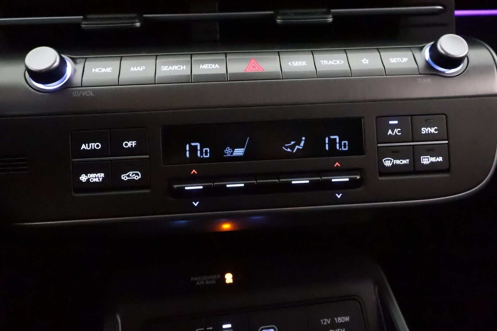 HYUNDAI KONA 2024 65 kWh 217 hv Premium **Adapt.vakkari / HUD / Bose / Lämpöpumppu / Sähköpenkit ilmastoinnilla / LED** - Penkinlämmittimet takana / Muistipenkki / WIdescreen / Ratin lämmitin / KeylessGo / 360.kamera