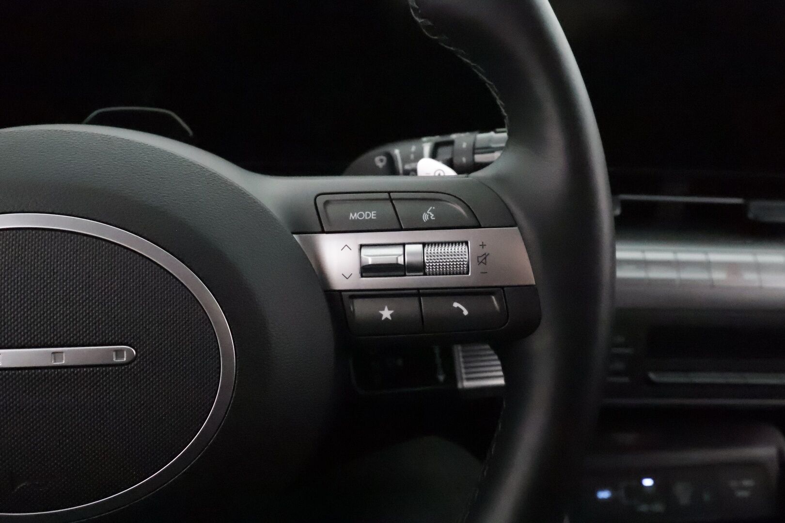 HYUNDAI KONA 2024 65 kWh 217 hv Premium **Adapt.vakkari / HUD / Bose / Lämpöpumppu / Sähköpenkit ilmastoinnilla / LED** - Penkinlämmittimet takana / Muistipenkki / WIdescreen / Ratin lämmitin / KeylessGo / 360.kamera