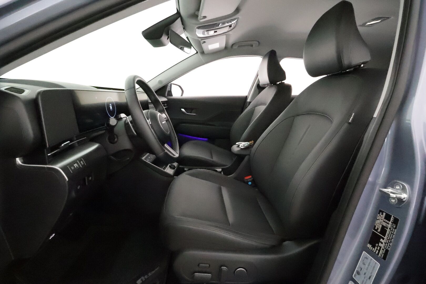 HYUNDAI KONA 2024 65 kWh 217 hv Premium **Adapt.vakkari / HUD / Bose / Lämpöpumppu / Sähköpenkit ilmastoinnilla / LED** - Penkinlämmittimet takana / Muistipenkki / WIdescreen / Ratin lämmitin / KeylessGo / 360.kamera