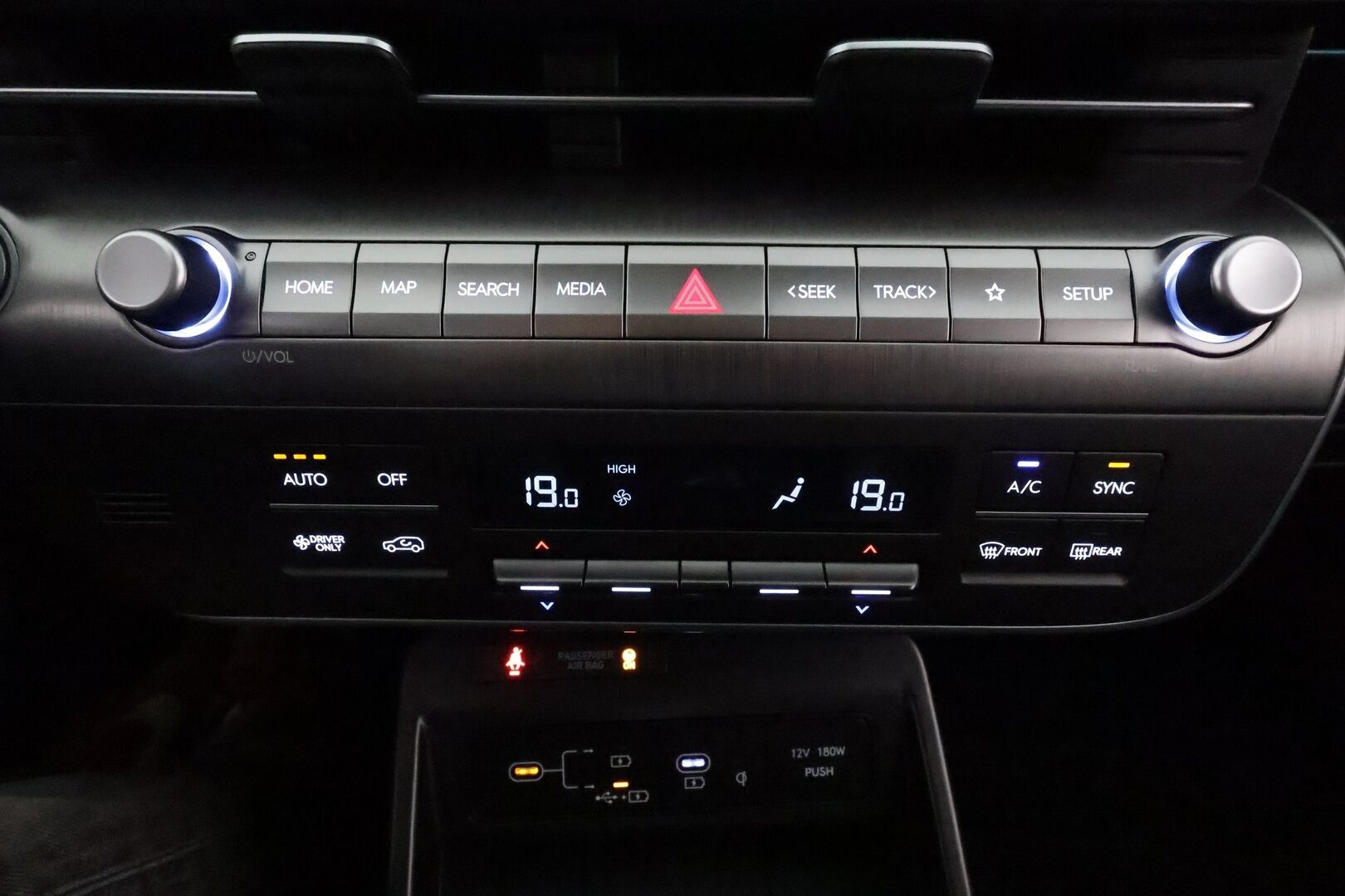HYUNDAI KONA 2024 65 kWh 217 hv Premium **Adapt.vakkari / HUD / Bose / Lämpöpumppu / Sähköpenkit ilmastoinnilla / LED** - 3,99 % KORKOTARJOUS TÄHÄN AUTOON 31.8. ASTI! - Merkkihuollettu / Muistipenkki / Penkinlämmittimet takana / Ratin lämmitin / KeylessGo / 360.kamera 