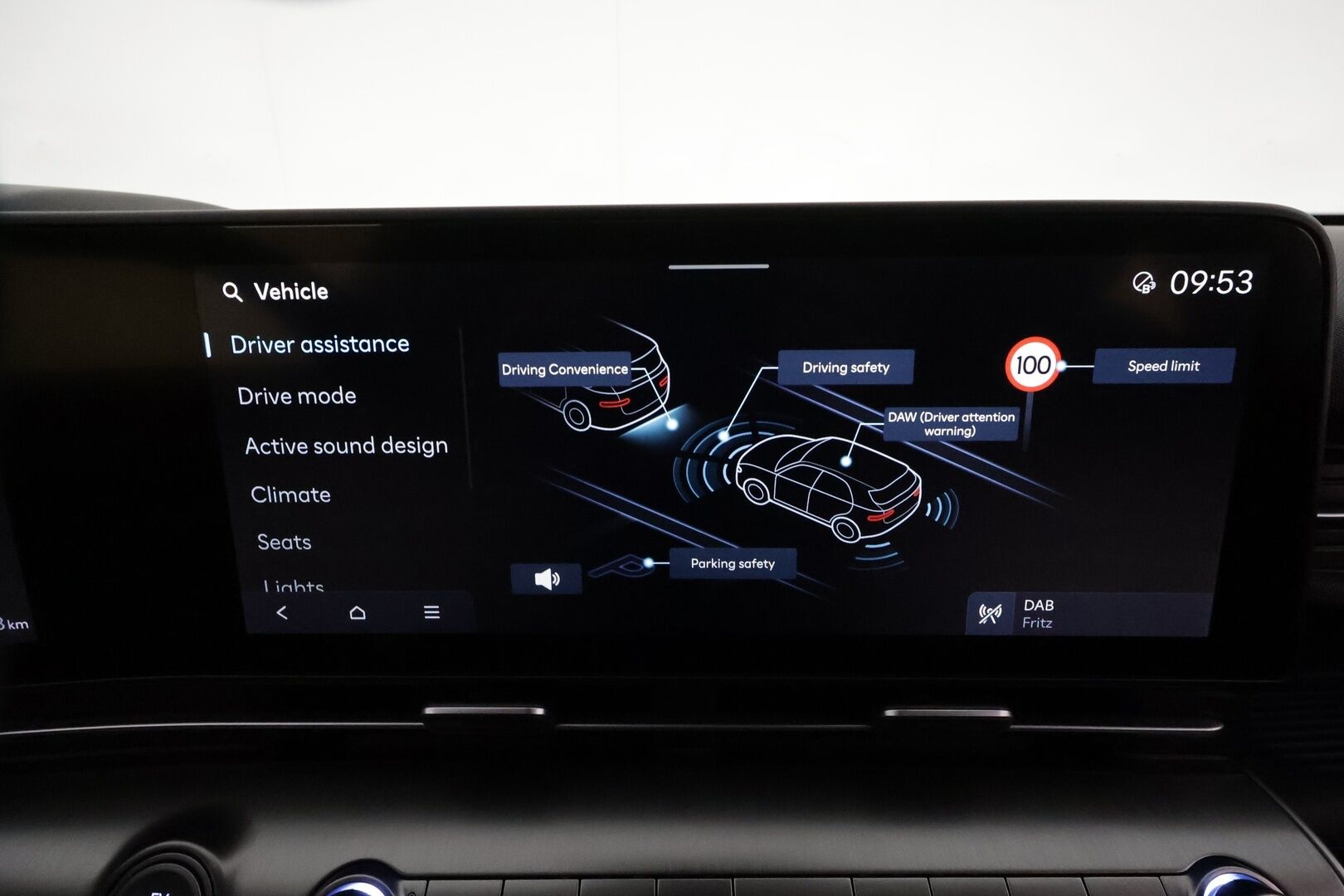 HYUNDAI KONA 2024 65 kWh 217 hv Premium **Adapt.vakkari / HUD / Bose / Lämpöpumppu / Sähköpenkit ilmastoinnilla / LED** - 3,99 % KORKOTARJOUS TÄHÄN AUTOON 31.8. ASTI! - Merkkihuollettu / Muistipenkki / Penkinlämmittimet takana / Ratin lämmitin / KeylessGo / 360.kamera 