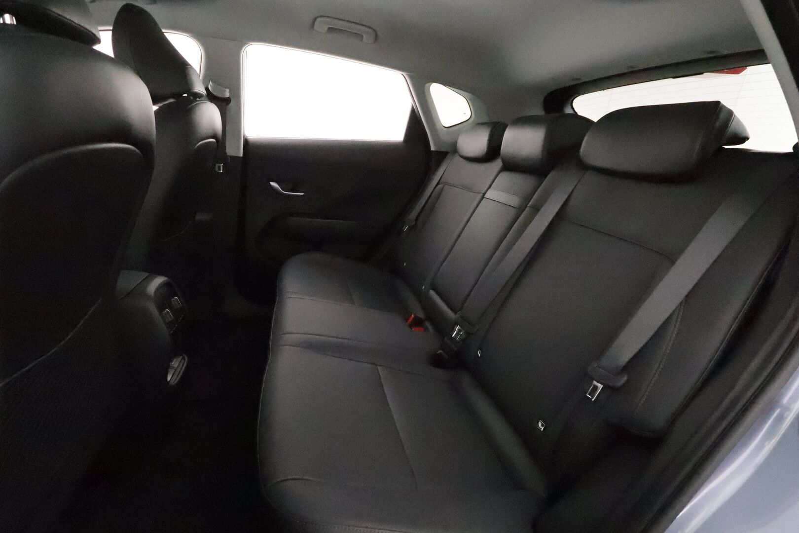 HYUNDAI KONA 2024 65 kWh 217 hv Premium **Adapt.vakkari / HUD / Bose / Lämpöpumppu / Sähköpenkit ilmastoinnilla / LED** - 3,99 % KORKOTARJOUS TÄHÄN AUTOON 31.8. ASTI! - Merkkihuollettu / Muistipenkki / Penkinlämmittimet takana / Ratin lämmitin / KeylessGo / 360.kamera 