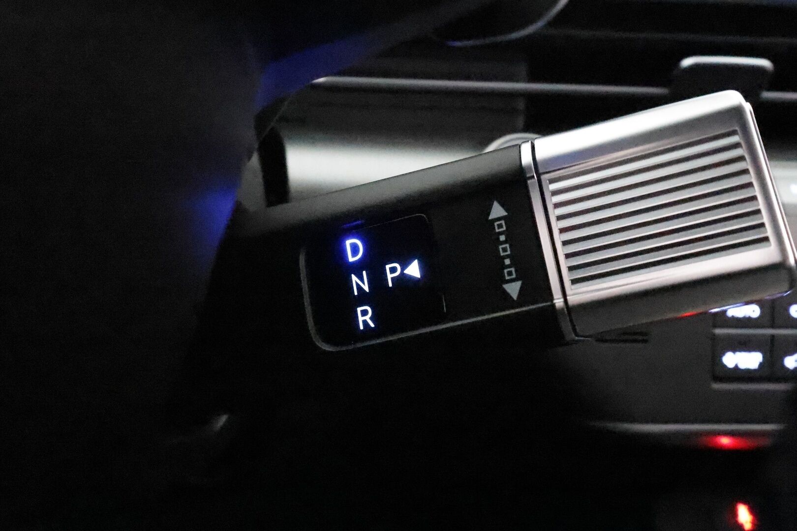 HYUNDAI KONA 2024 65 kWh 217 hv Premium **Adapt.vakkari / HUD / Bose / Lämpöpumppu / Sähköpenkit ilmastoinnilla / LED** - 3,99 % KORKOTARJOUS TÄHÄN AUTOON 31.8. ASTI! - Merkkihuollettu / Muistipenkki / Penkinlämmittimet takana / Ratin lämmitin / KeylessGo / 360.kamera 