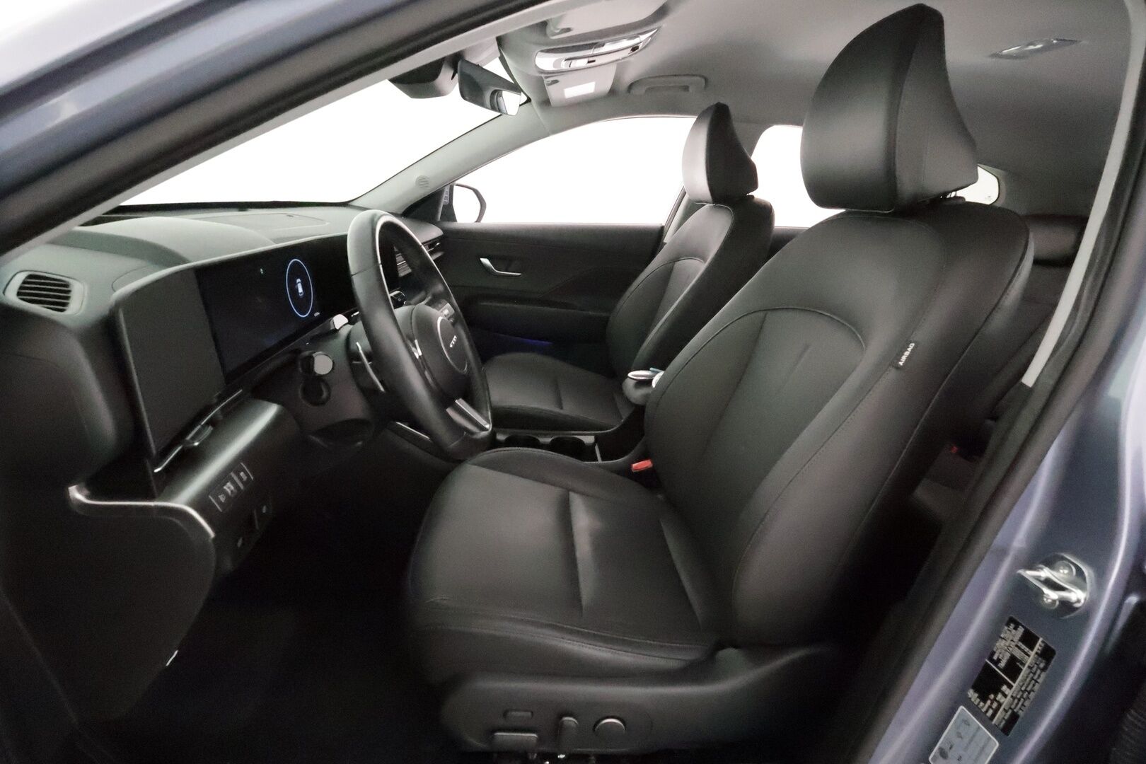 HYUNDAI KONA 2024 65 kWh 217 hv Premium **Adapt.vakkari / HUD / Bose / Lämpöpumppu / Sähköpenkit ilmastoinnilla / LED** - 3,99 % KORKOTARJOUS TÄHÄN AUTOON 31.8. ASTI! - Merkkihuollettu / Muistipenkki / Penkinlämmittimet takana / Ratin lämmitin / KeylessGo / 360.kamera 