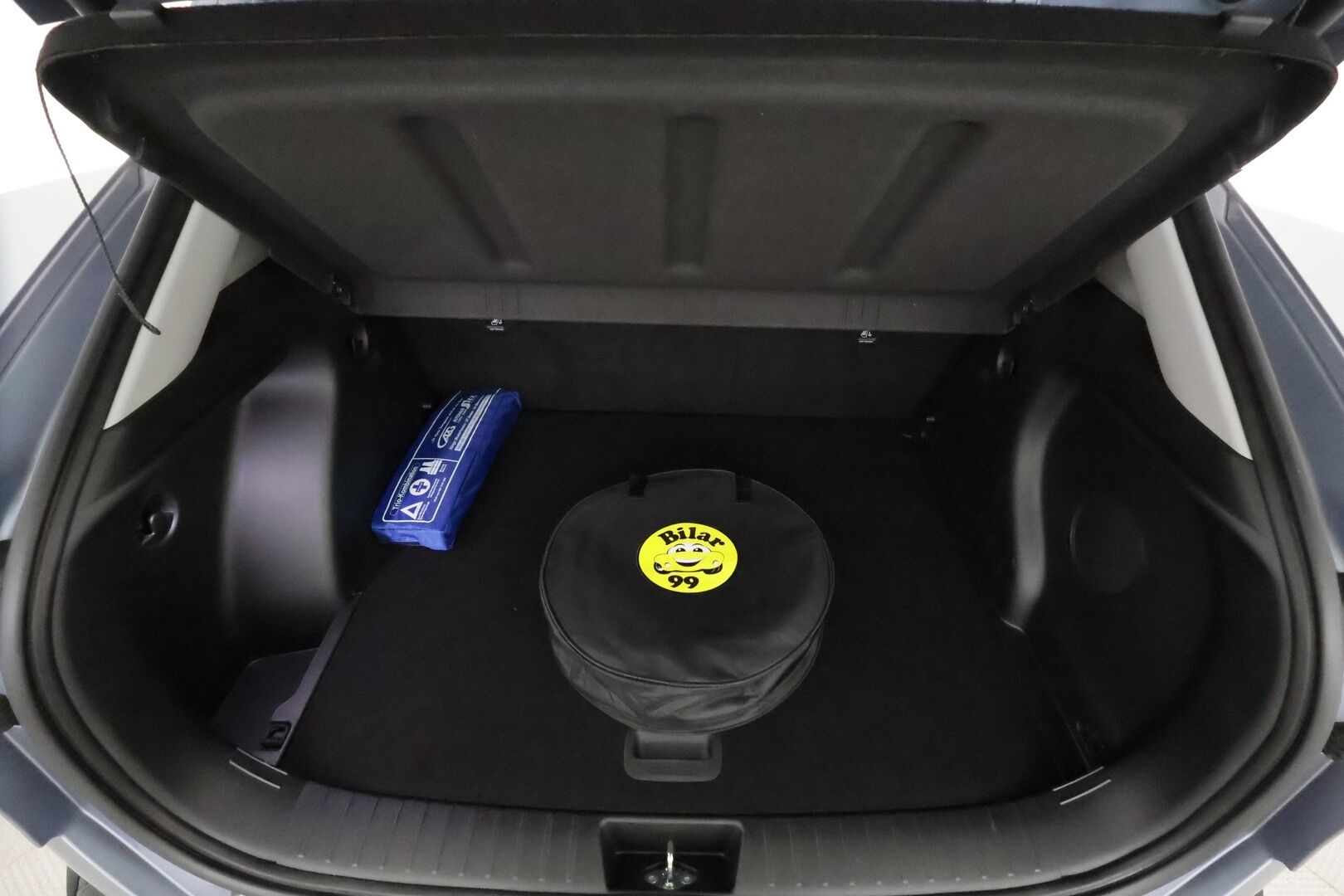 HYUNDAI KONA 2024 65 kWh 217 hv Premium **Adapt.vakkari / HUD / Bose / Lämpöpumppu / Sähköpenkit ilmastoinnilla / LED** - 3,99 % KORKOTARJOUS TÄHÄN AUTOON 31.8. ASTI! - Merkkihuollettu / Muistipenkki / Penkinlämmittimet takana / Ratin lämmitin / KeylessGo / 360.kamera 