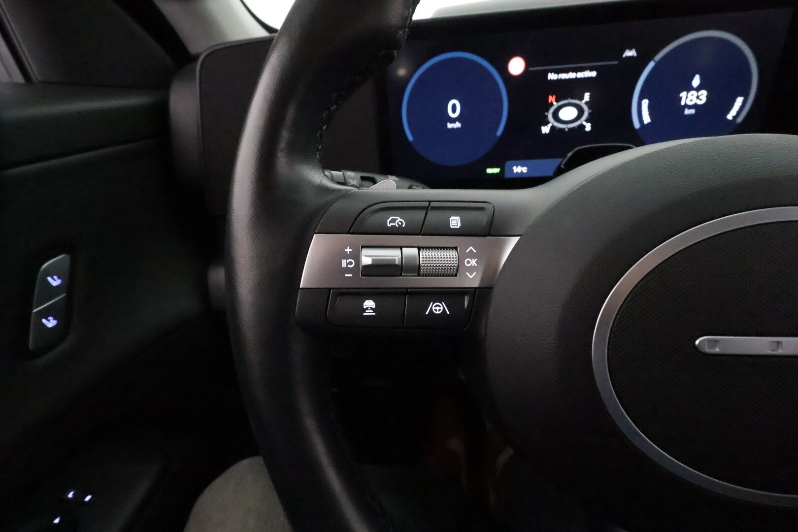 HYUNDAI KONA 2024 65 kWh 217 hv Premium **Adapt.vakkari / HUD / Bose / Lämpöpumppu / Sähköpenkit ilmastoinnilla / LED** - 3,99 % KORKOTARJOUS TÄHÄN AUTOON 31.8. ASTI! - Merkkihuollettu / Muistipenkki / Penkinlämmittimet takana / Ratin lämmitin / KeylessGo / 360.kamera 