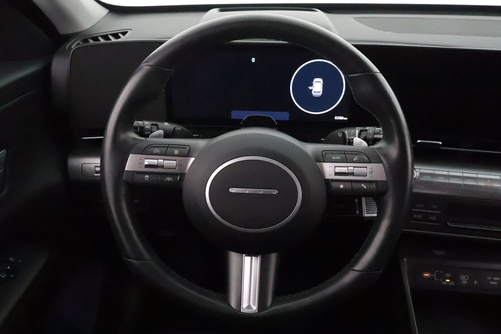 HYUNDAI KONA 2024 65 kWh 217 hv Premium **Adapt.vakkari / HUD / Bose / Lämpöpumppu / Sähköpenkit ilmastoinnilla / LED** - 3,99 % KORKOTARJOUS TÄHÄN AUTOON 31.8. ASTI! - Merkkihuollettu / Muistipenkki / Penkinlämmittimet takana / Ratin lämmitin / KeylessGo / 360.kamera 
