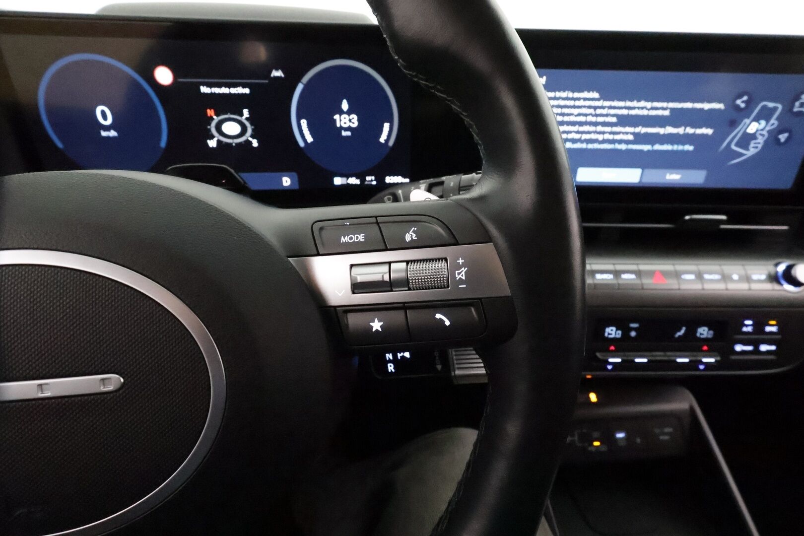 HYUNDAI KONA 2024 65 kWh 217 hv Premium **Adapt.vakkari / HUD / Bose / Lämpöpumppu / Sähköpenkit ilmastoinnilla / LED** - 3,99 % KORKOTARJOUS TÄHÄN AUTOON 31.8. ASTI! - Merkkihuollettu / Muistipenkki / Penkinlämmittimet takana / Ratin lämmitin / KeylessGo / 360.kamera 