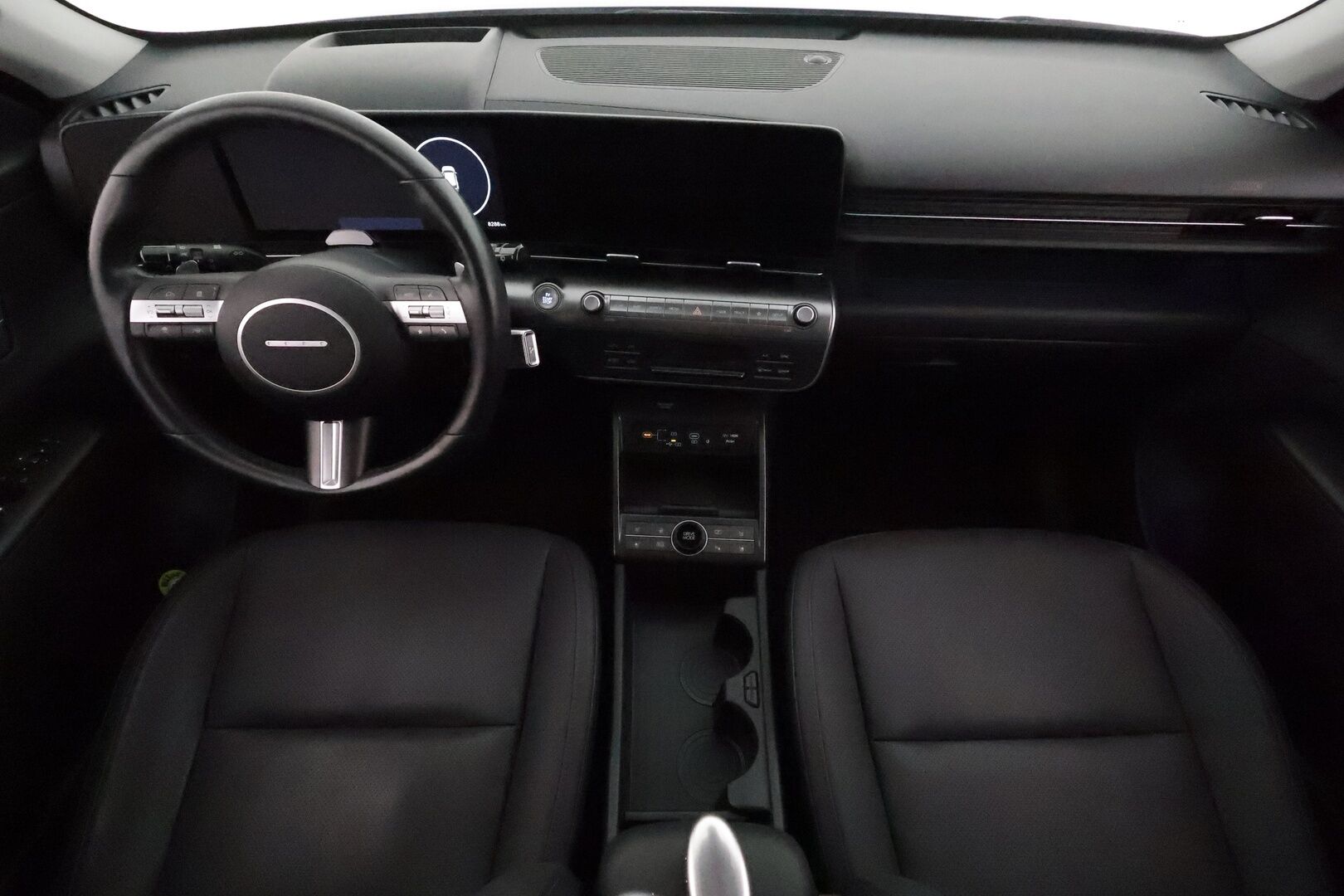 HYUNDAI KONA 2024 65 kWh 217 hv Premium **Adapt.vakkari / HUD / Bose / Lämpöpumppu / Sähköpenkit ilmastoinnilla / LED** - 3,99 % KORKOTARJOUS TÄHÄN AUTOON 31.8. ASTI! - Merkkihuollettu / Muistipenkki / Penkinlämmittimet takana / Ratin lämmitin / KeylessGo / 360.kamera 