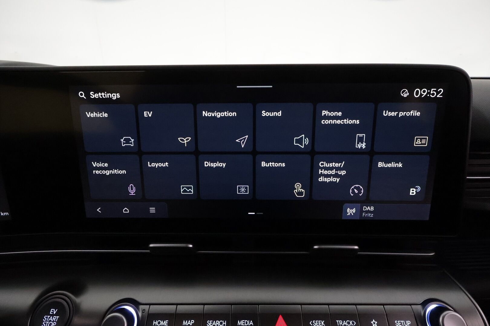 HYUNDAI KONA 2024 65 kWh 217 hv Premium **Adapt.vakkari / HUD / Bose / Lämpöpumppu / Sähköpenkit ilmastoinnilla / LED** - 3,99 % KORKOTARJOUS TÄHÄN AUTOON 31.8. ASTI! - Merkkihuollettu / Muistipenkki / Penkinlämmittimet takana / Ratin lämmitin / KeylessGo / 360.kamera 