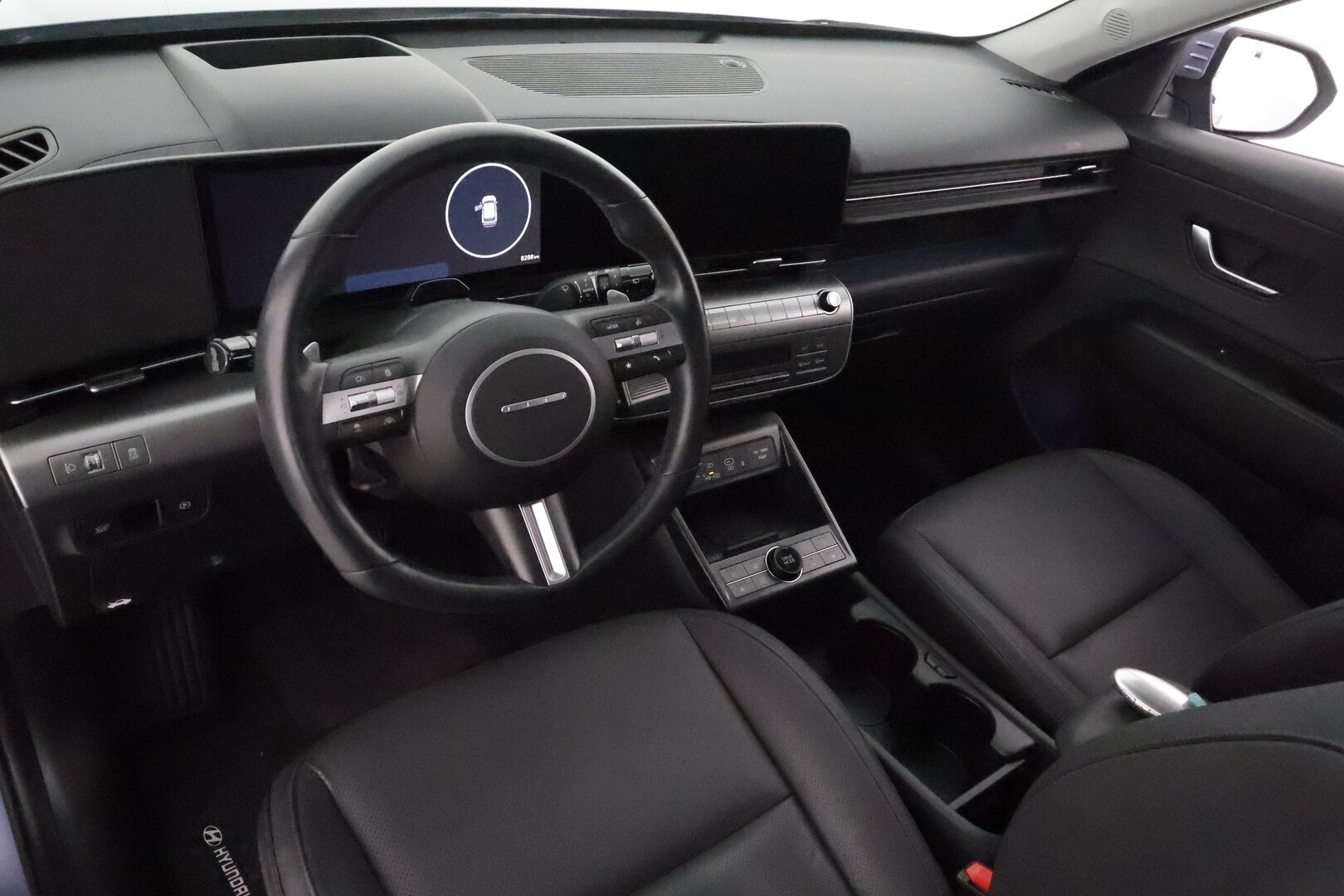 HYUNDAI KONA 2024 65 kWh 217 hv Premium **Adapt.vakkari / HUD / Bose / Lämpöpumppu / Sähköpenkit ilmastoinnilla / LED** - 3,99 % KORKOTARJOUS TÄHÄN AUTOON 31.8. ASTI! - Merkkihuollettu / Muistipenkki / Penkinlämmittimet takana / Ratin lämmitin / KeylessGo / 360.kamera 