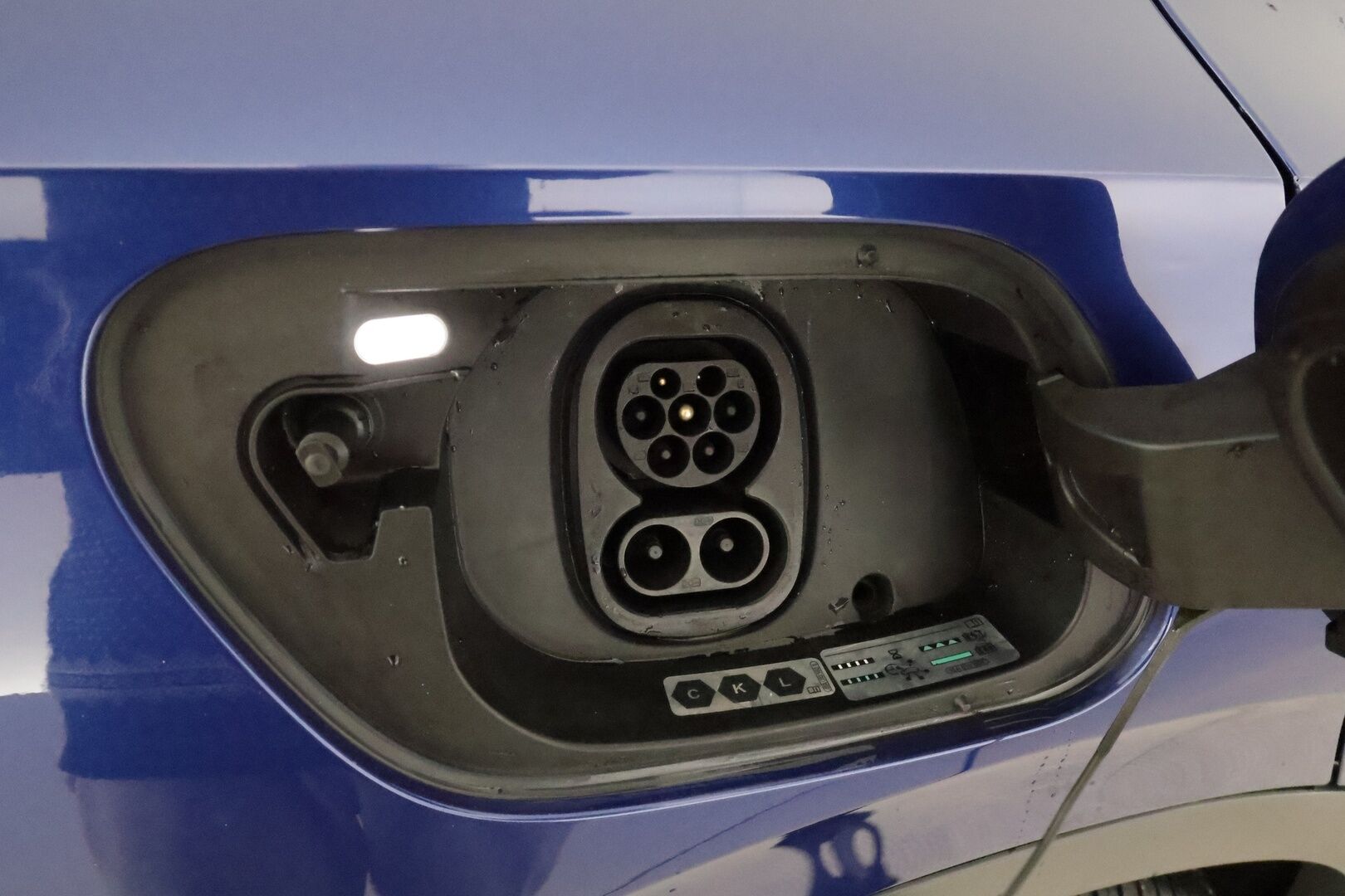 VOLKSWAGEN ID.4 2022 Pro Performance 150 kW **ILP / ACC / Matrix-LED / P.kamera / Navi / Kaistavahti / Nahka-Alcantara** - 2x Latauskaapelit / Merkkihuollettu!