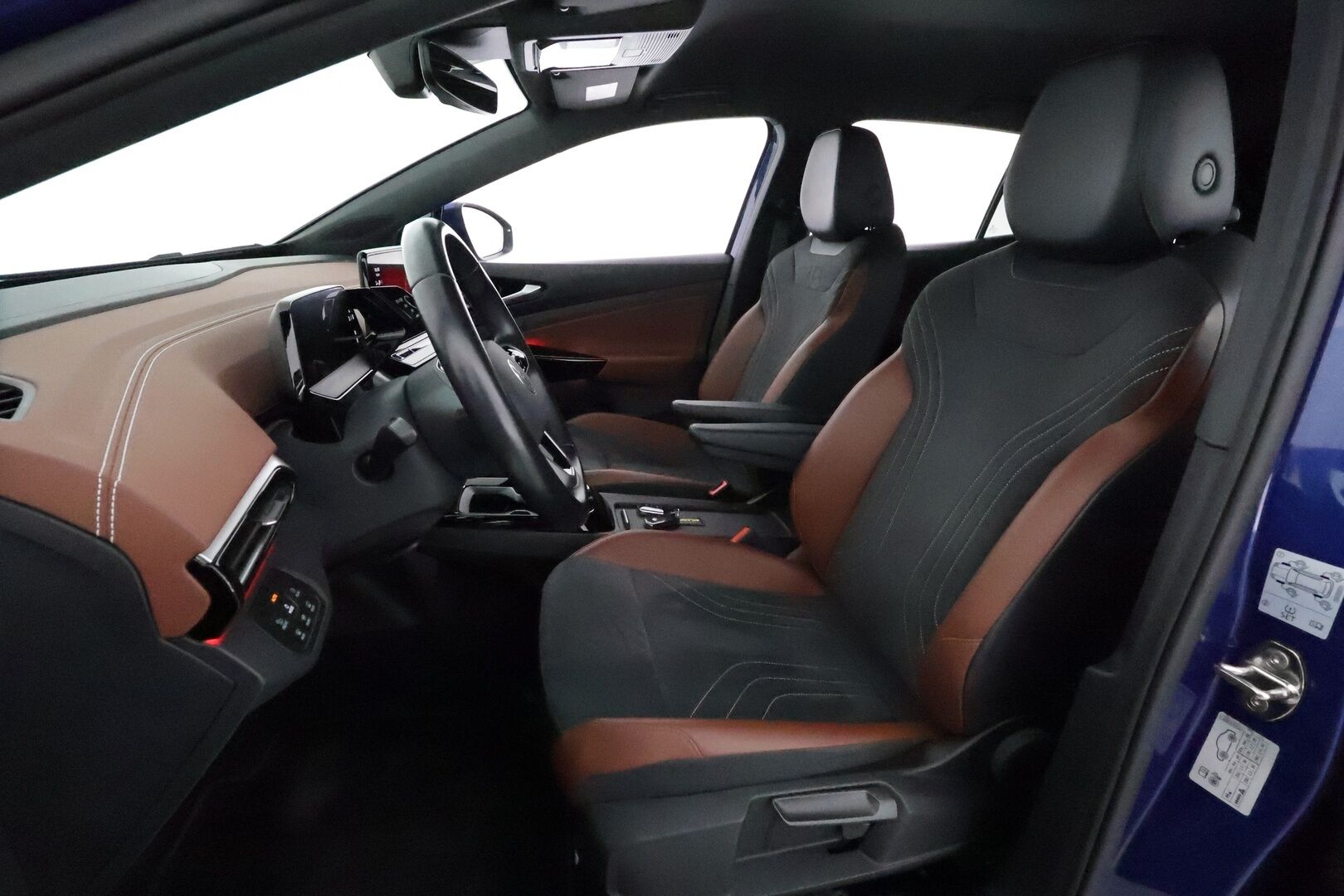 VOLKSWAGEN ID.4 2022 Pro Performance 150 kW **ILP / ACC / Matrix-LED / P.kamera / Navi / Kaistavahti / Nahka-Alcantara** - 2x Latauskaapelit / Merkkihuollettu!