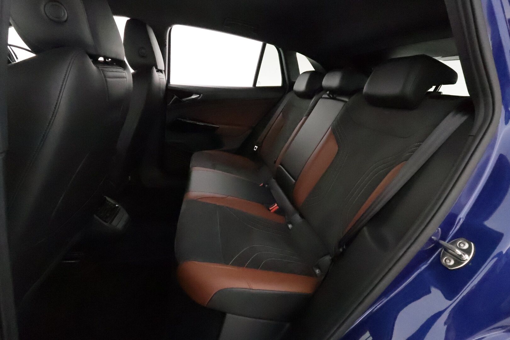 VOLKSWAGEN ID.4 2022 Pro Performance 150 kW **ILP / ACC / Matrix-LED / P.kamera / Navi / Kaistavahti / Nahka-Alcantara** - 2x Latauskaapelit / Merkkihuollettu!