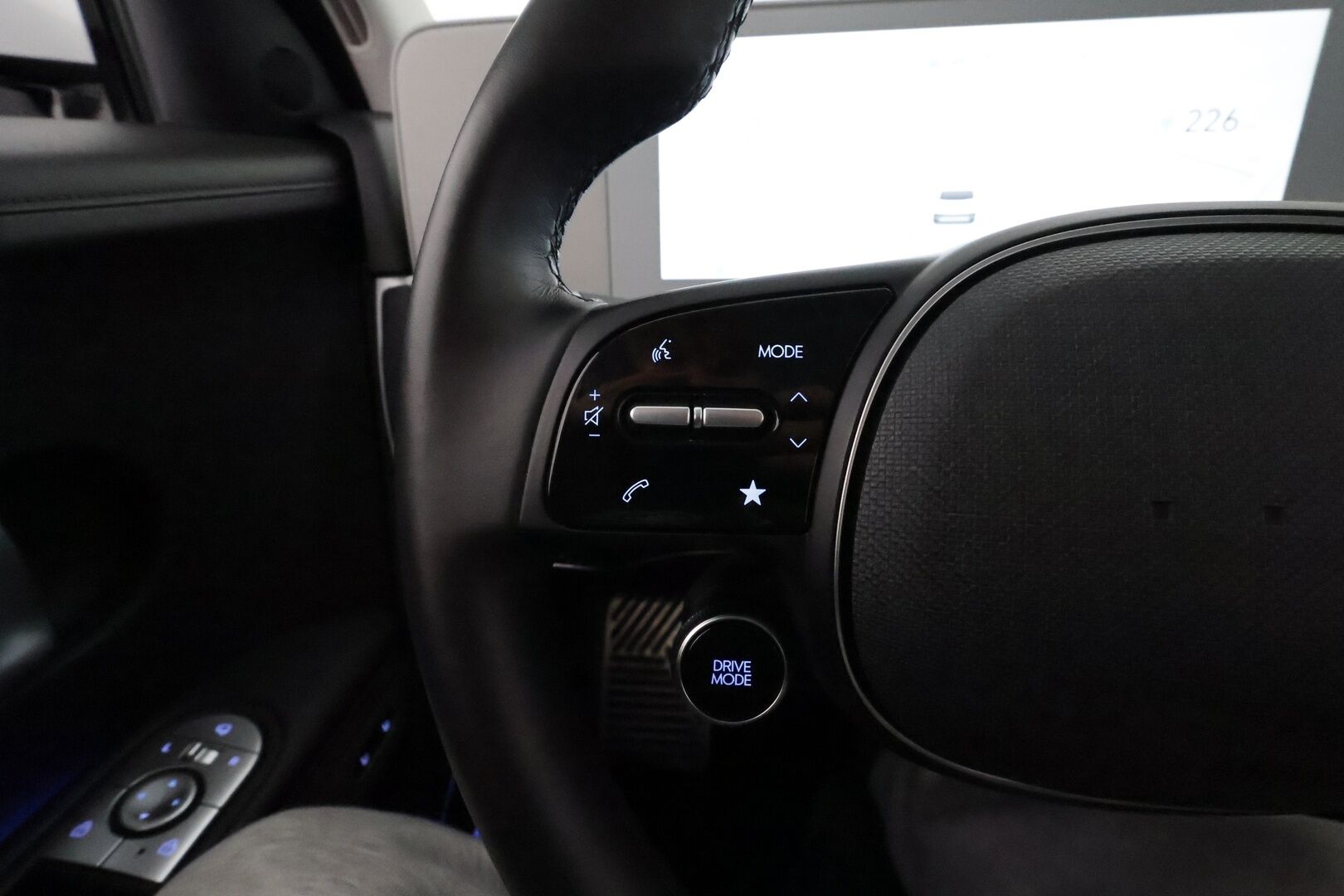 HYUNDAI IONIQ 5 2022 77 kWh 229 hv **ACC / HUD / ILP /  Lasikatto / Bose / 360° / Muistipenkki / Ilmastoidut nahat / Navi / LED** - Akku kuntotarkastettu SoH 96,5% / Merkkihuollettu