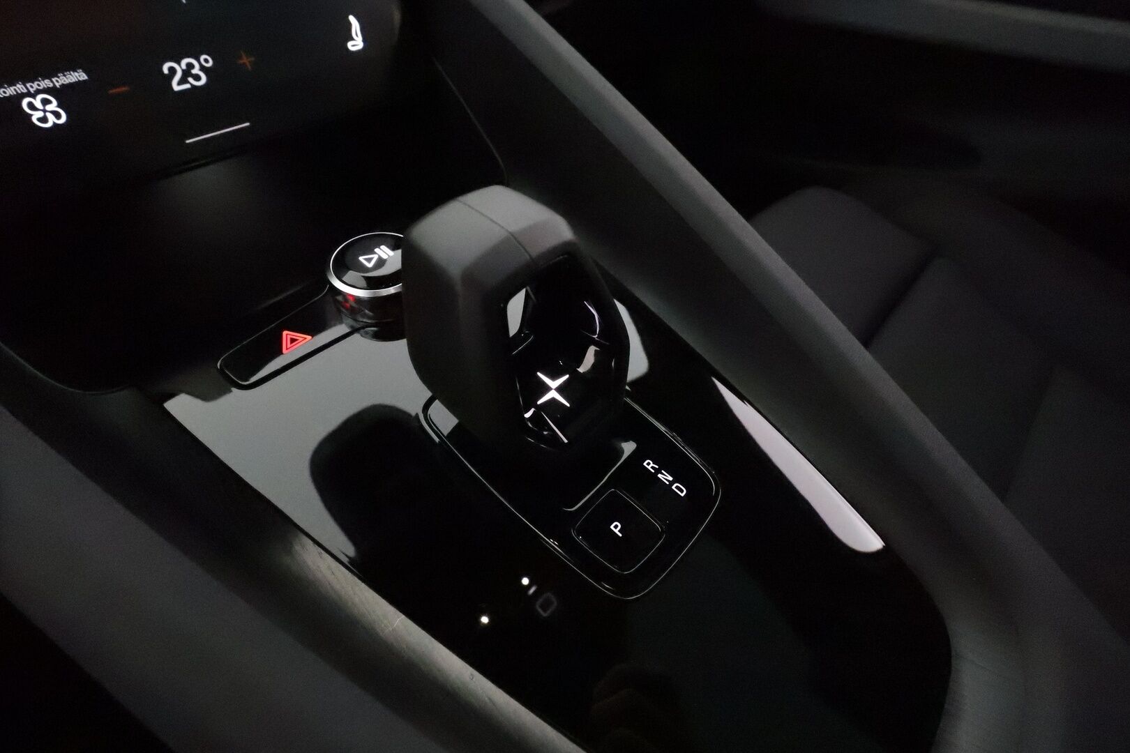 POLESTAR 2 2024 Long range Dual motor Performance, 350kW, 82kWh - 3,99 % KORKOTARJOUS TÄHÄN AUTOON 23.9. ASTI! - Pilot&Plus / Lämpöpumppu / Harman&Kardon / Lasikatto / 360-Kamera / Pixel LED / Facelift / Upea / Juuri tullut Tampereelle!