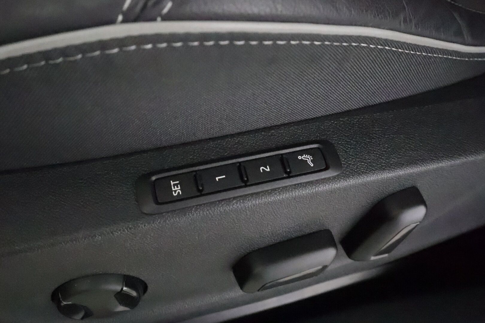 SKODA ENYAQ 2023 80x 4x4 RS iV * Lämpöpumppu / Canton / HUD / Lasikatto / Matrix LED / Vetokoukku / Hierova Muistipenkki / Navi - 3,99 % KORKOTARJOUS TÄHÄN AUTOON 23.9. ASTI! - Merkkihuollettu / Erikoisväri / Akku kuntotarkastettu / Travel Assist / Supervarusteet!