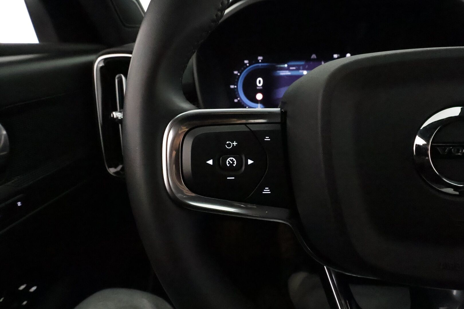 Volvo XC40 2022 P8 AWD Recharge Twin Plus *Styling Kit / ACC / Full LED / P.kamera / Navi / Facelift / Muistipenkki / BLIS / ILP* - Merkkihuollettu / Akku kuntotarkastettu