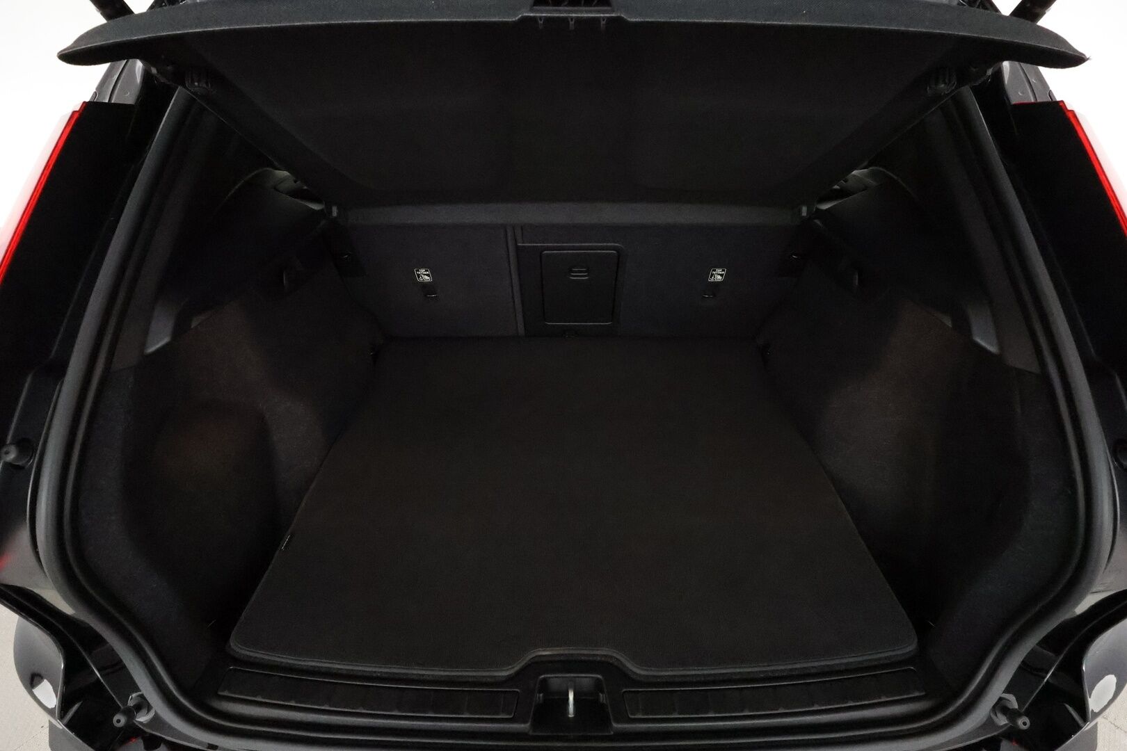 Volvo XC40 2022 P8 AWD Recharge Twin Plus *Styling Kit / ACC / Full LED / P.kamera / Navi / Facelift / Muistipenkki / BLIS / ILP* - Merkkihuollettu / Akku kuntotarkastettu